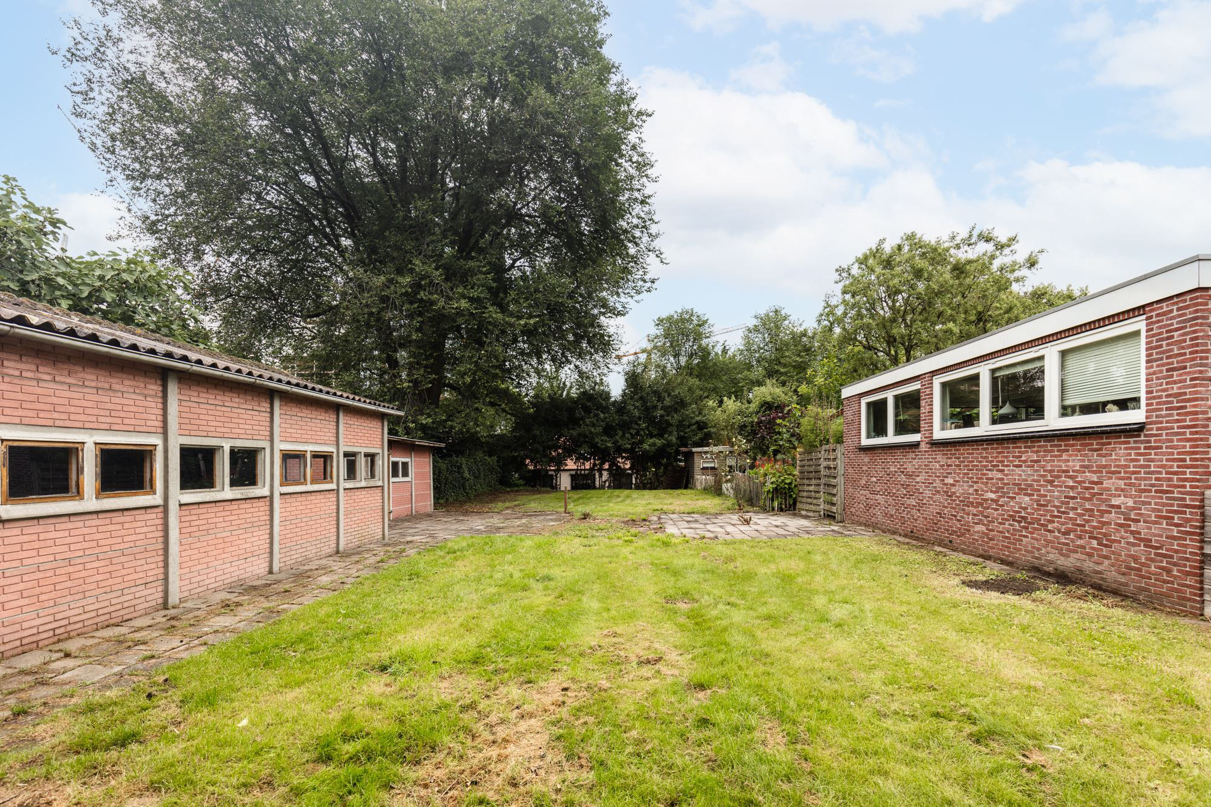 vervallen huis in amsterdam tuin