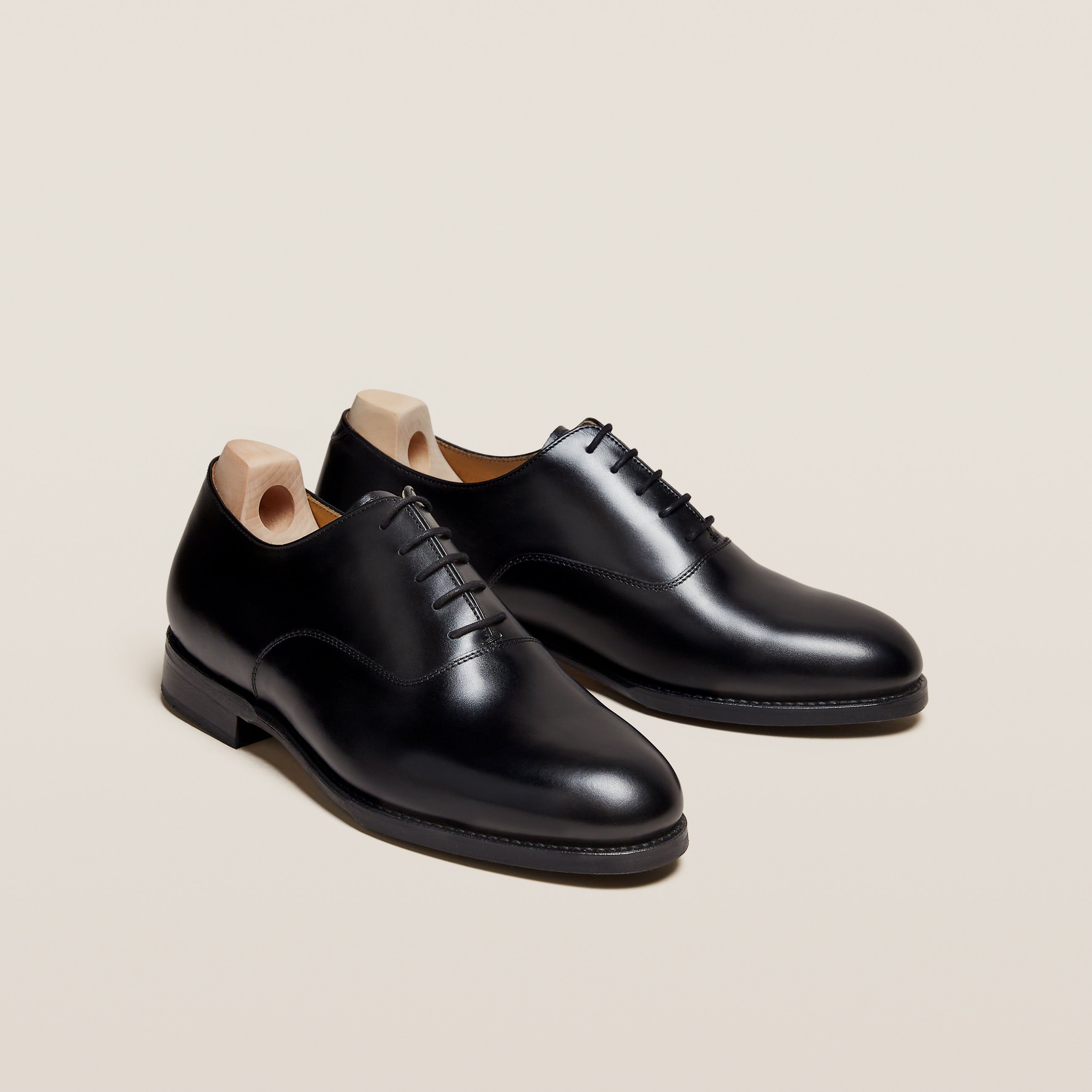 oxfords onder pak dragen