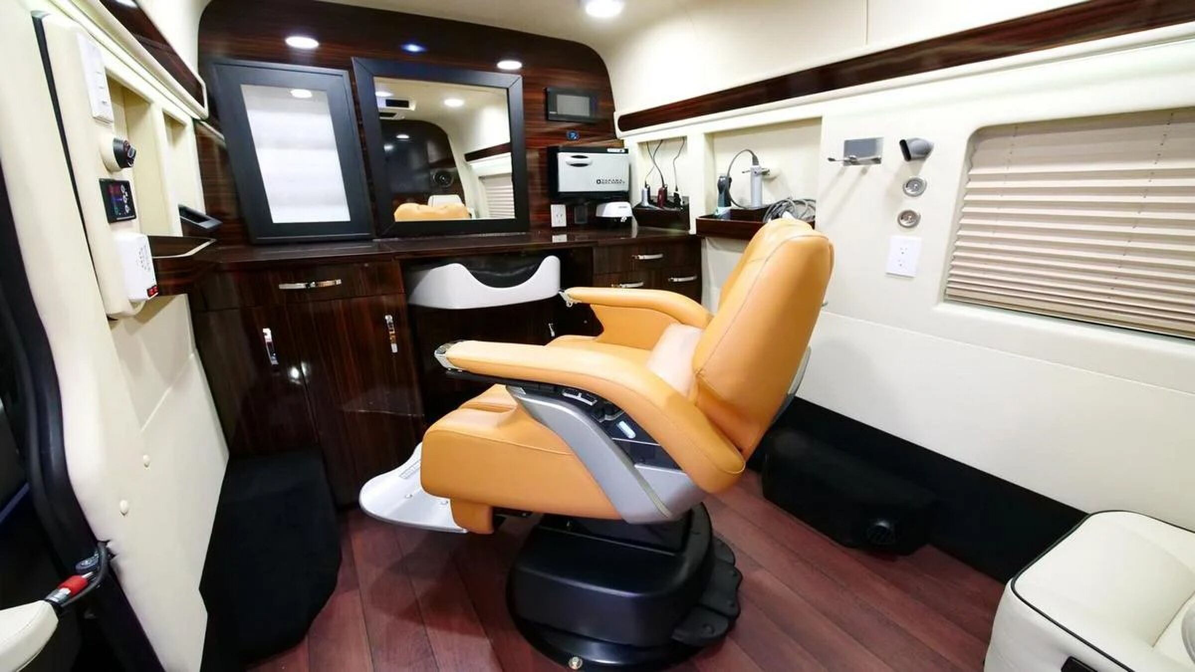 mobiele kapper mercedes busje omgebouwd