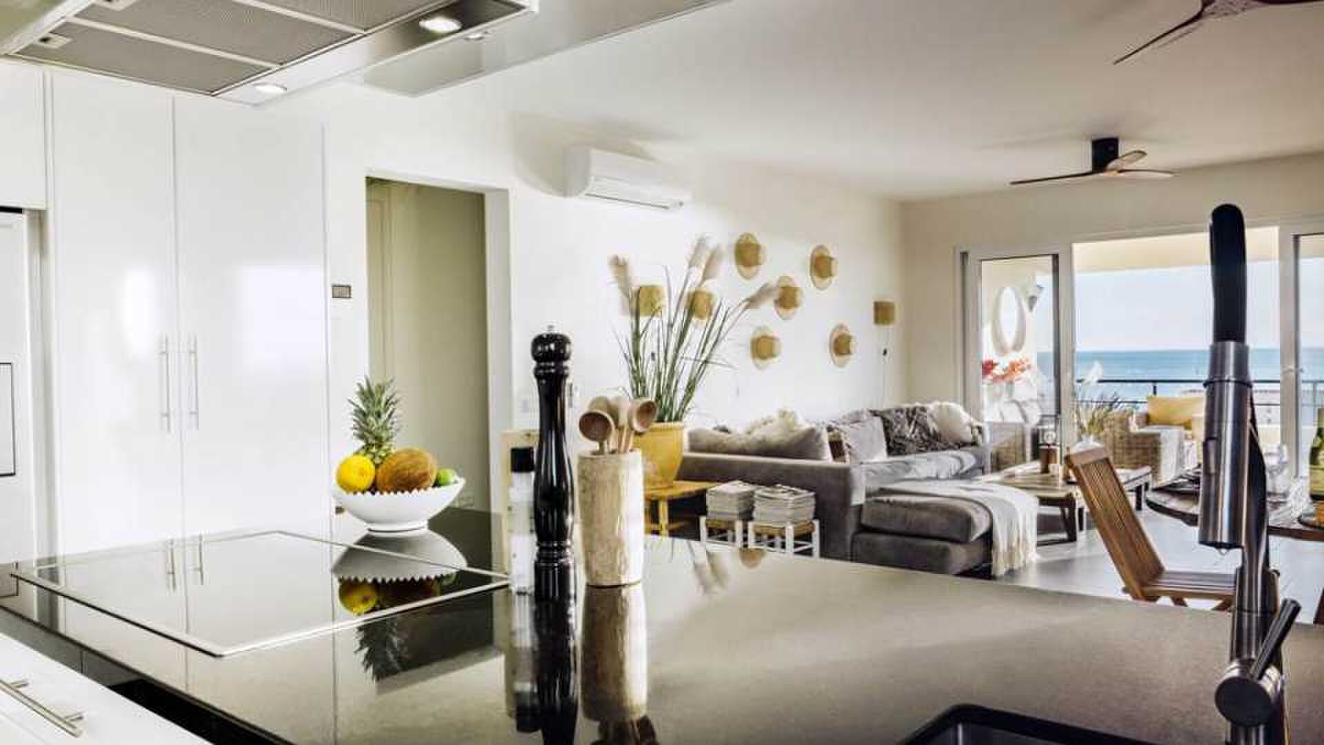 Binnenkijken: Dirk Zeelenberg koopt ultra luxe penthouse op Curaçao