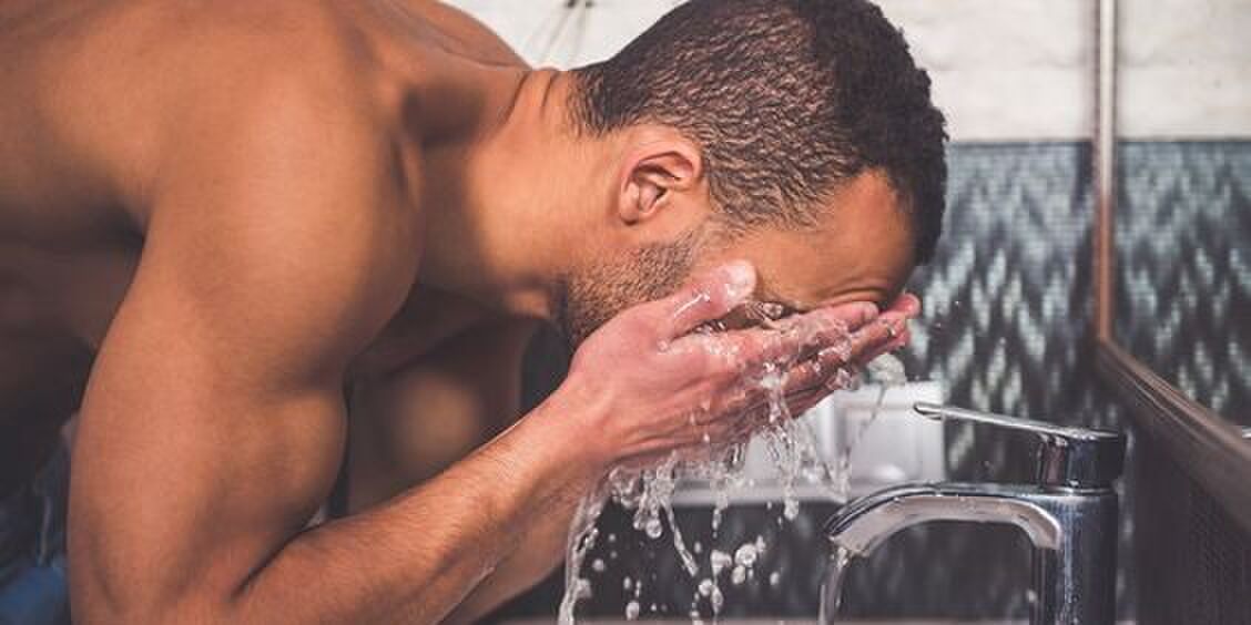 handzeep-gebruiken-gezicht-wassen