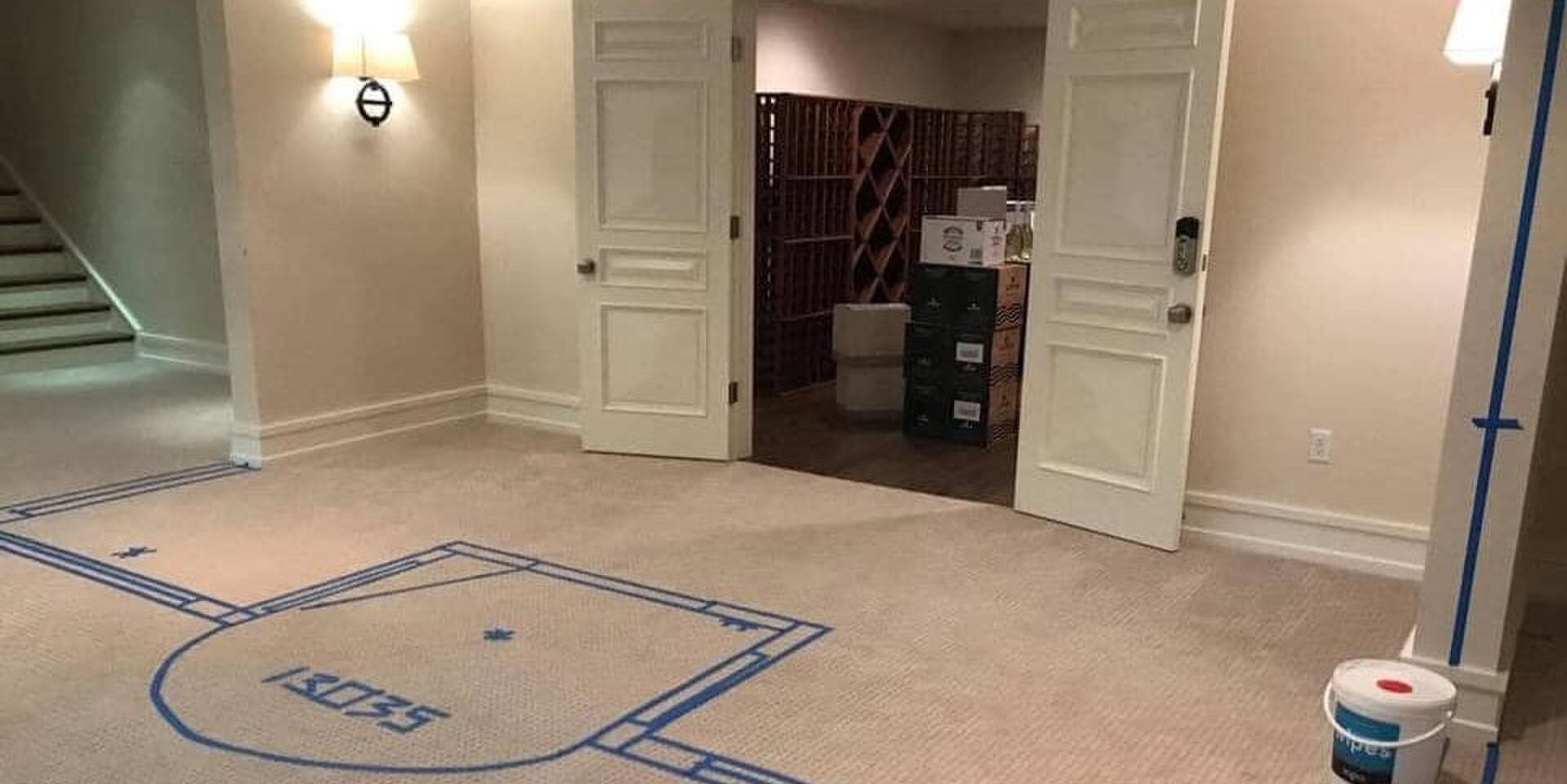 man bouwt wijnbar in eigen huis