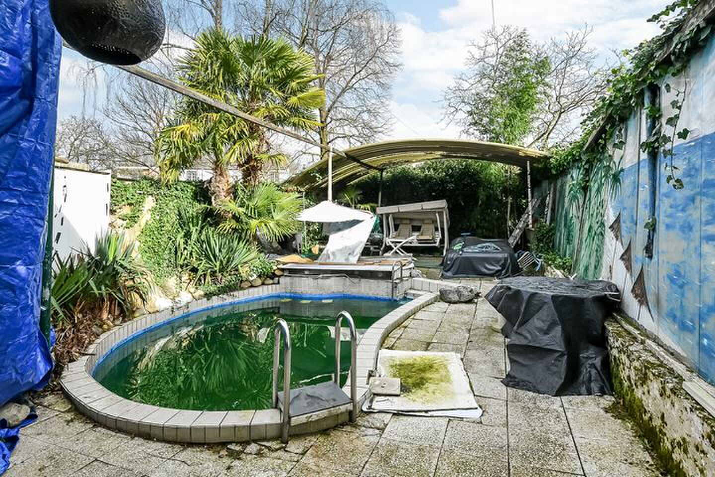 achtertuin zwembad vreemde funda vondst