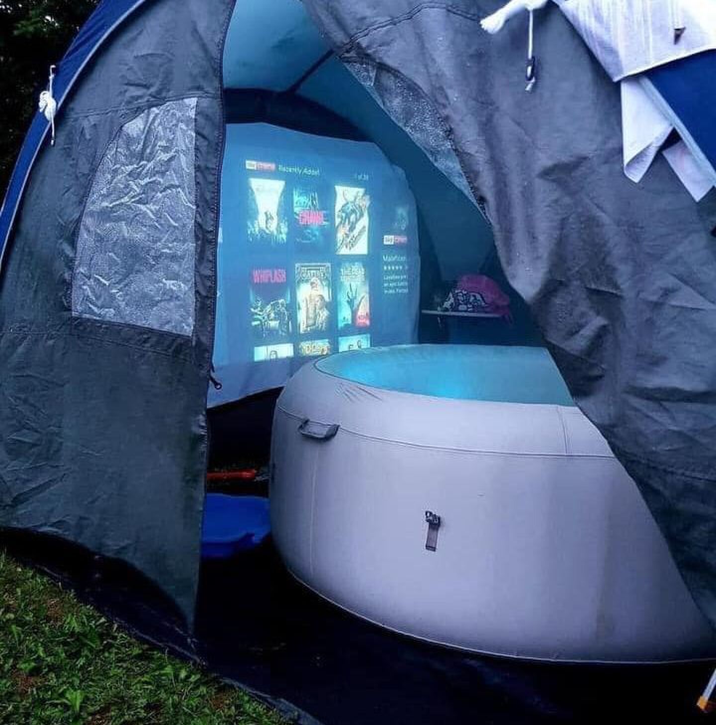 jacuzzi tent beamer bioscoop in de achtertuin