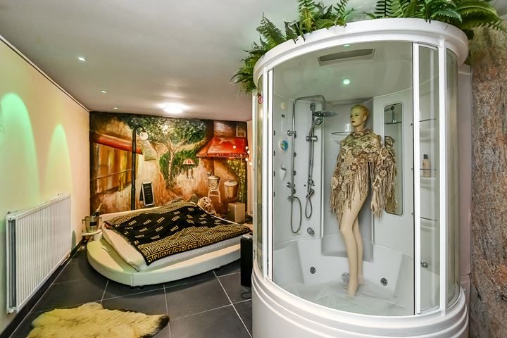 slaapkamer funda te koop paspop in douchecabine