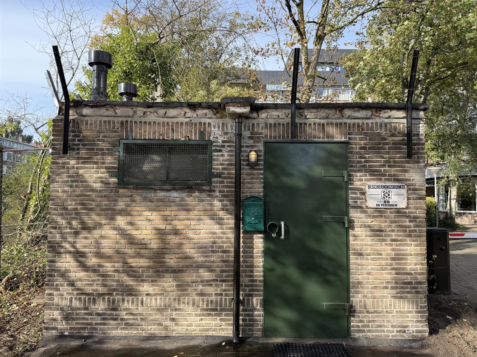 De schuilkelder vanaf de buitenkant