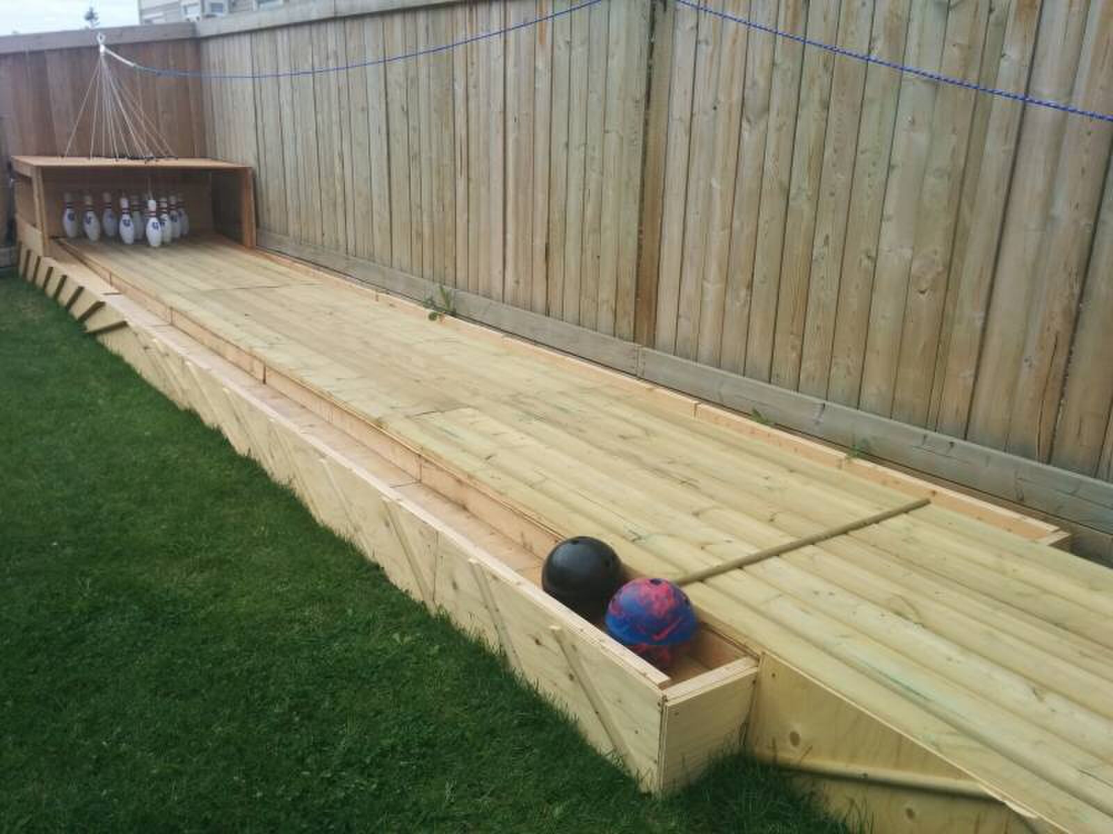 Man bouwt een geniale bowlingbaan in zijn achtertuin