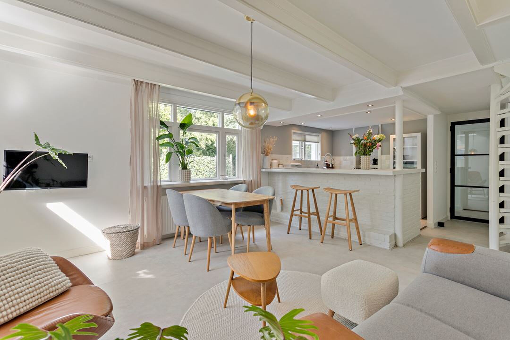 Funda vrijstaande designvilla woonkamer keuken