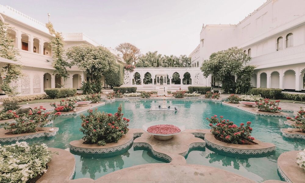 drijvende hotel in octopussy james bond film.webp