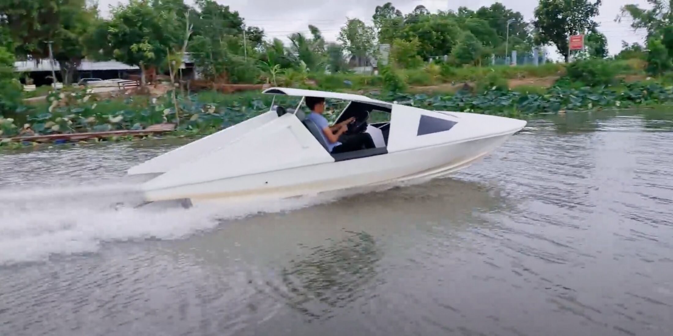 Man bouwt in 90 dagen speedboot van schroot en geeft gas