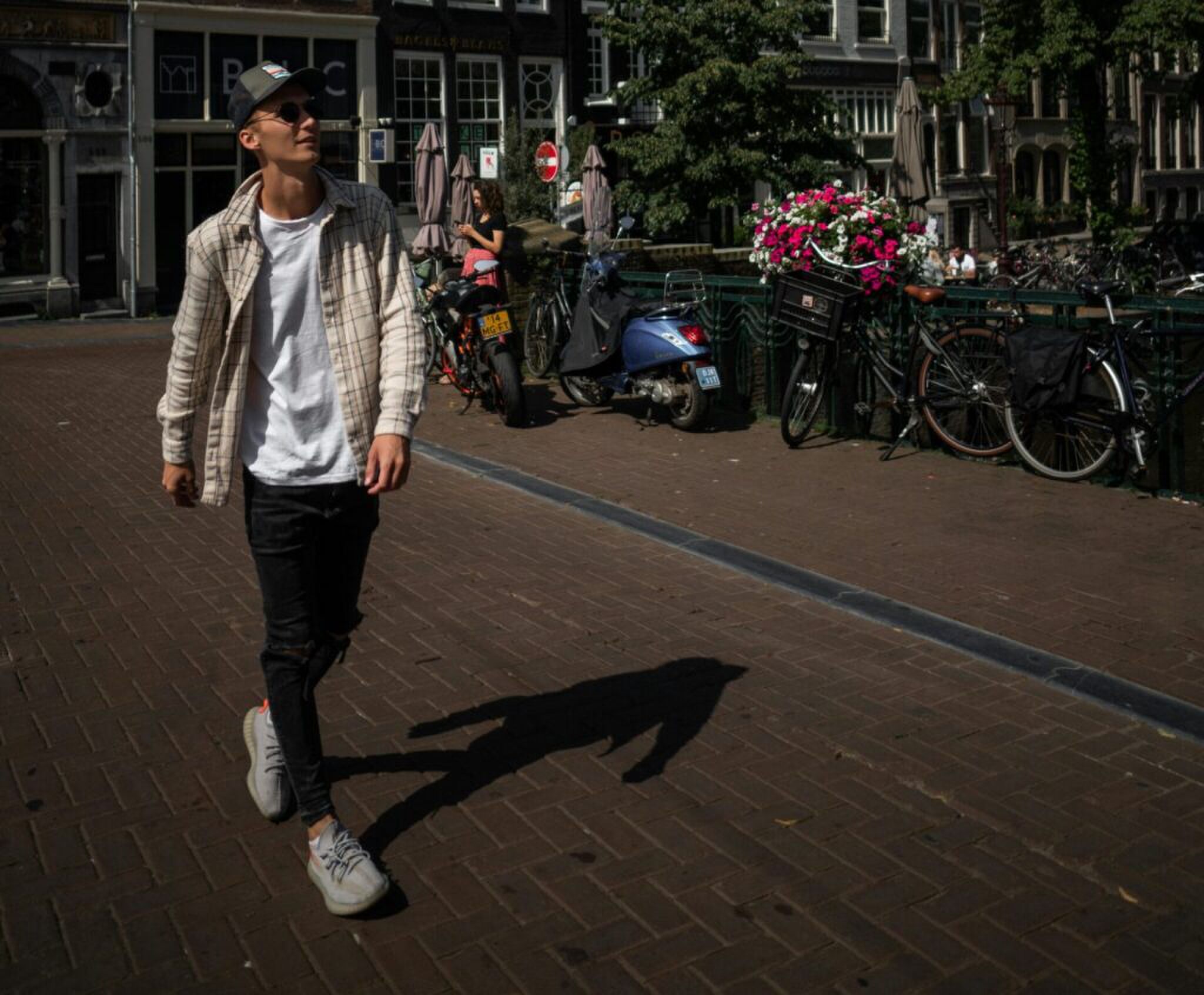 Man aan het wandelen in Amsterdam