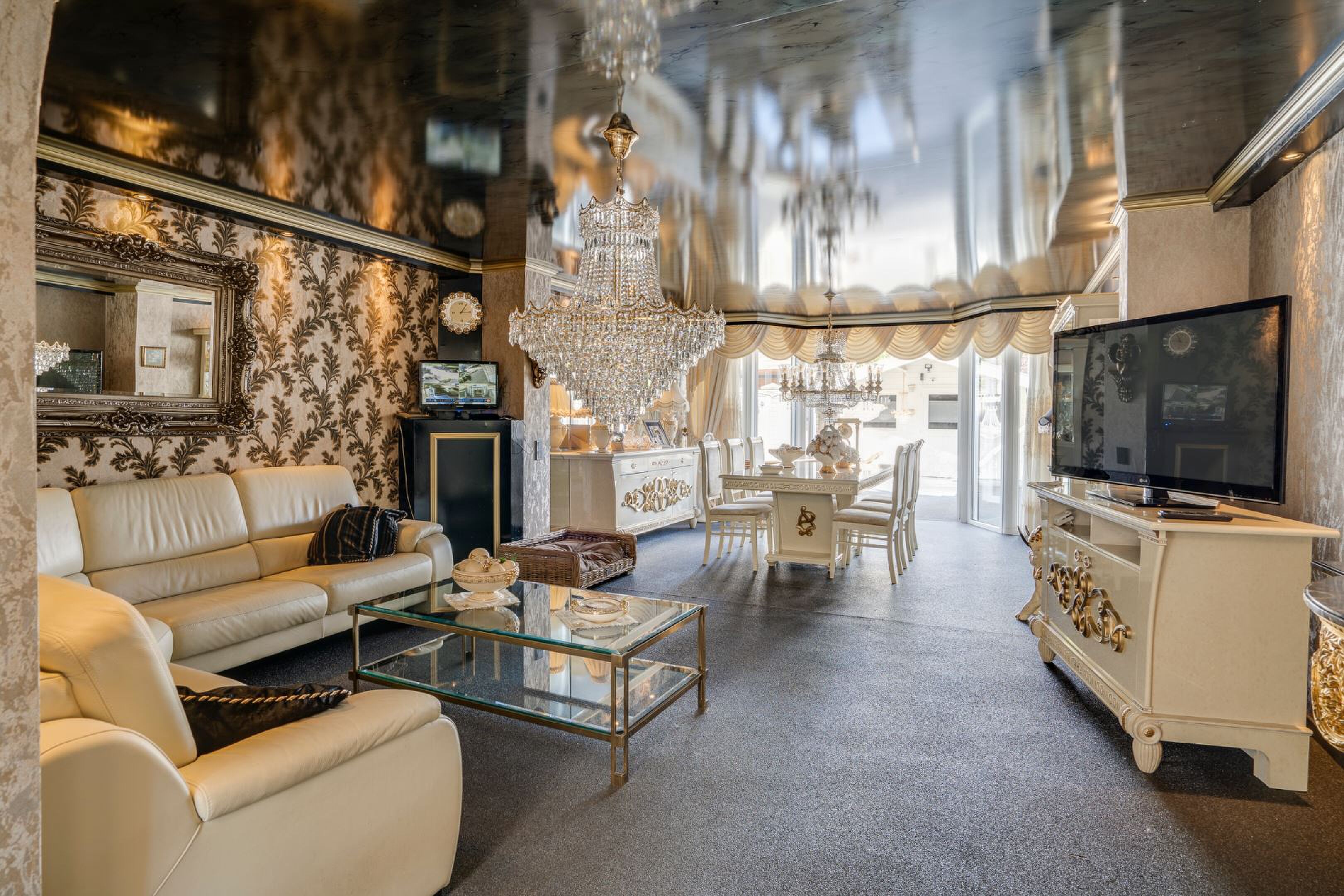 Funda huis vol met kroonluchters