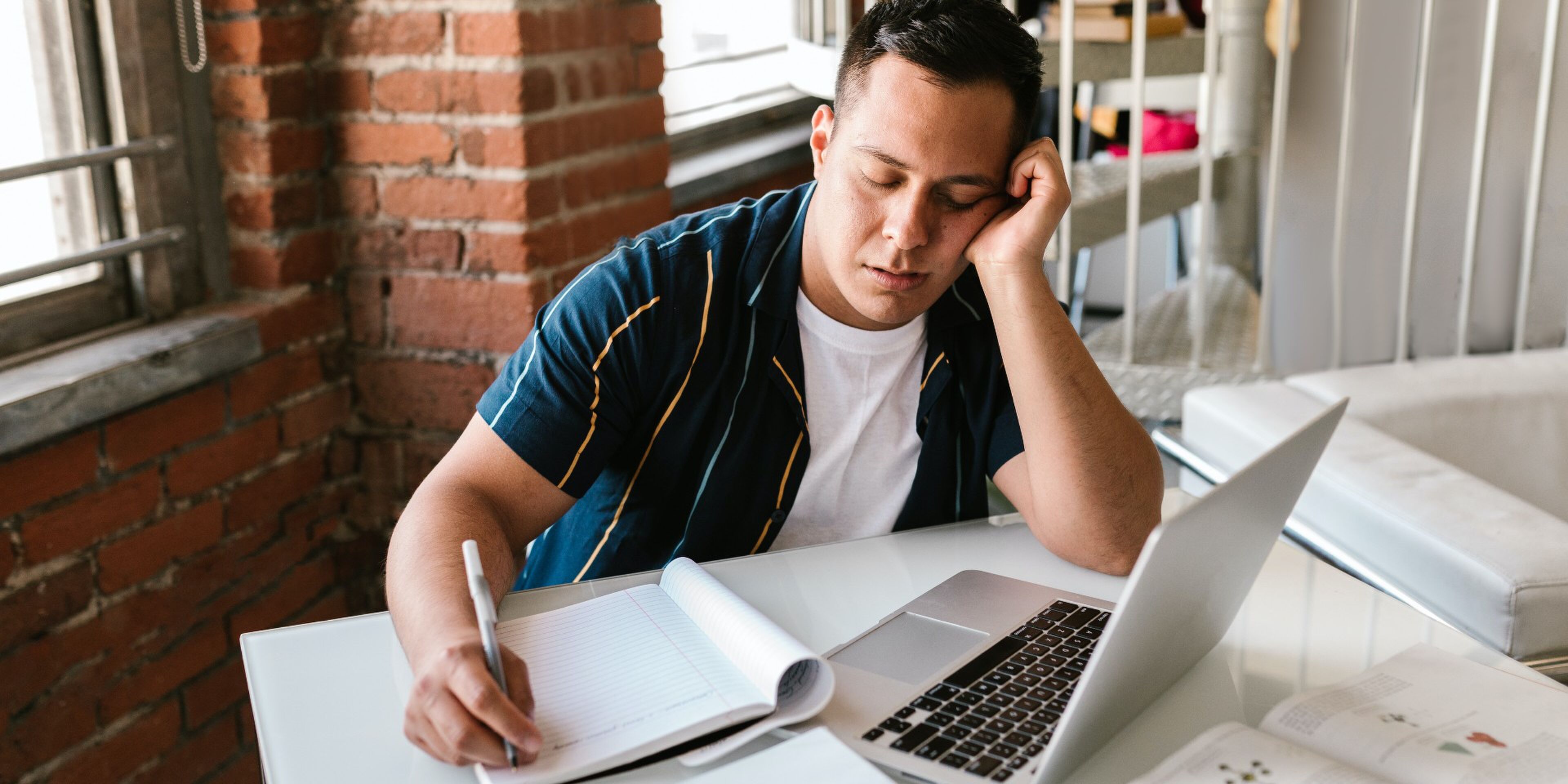 Slecht geslapen? Met deze 8 life hacks kom je toch energiek de dag door