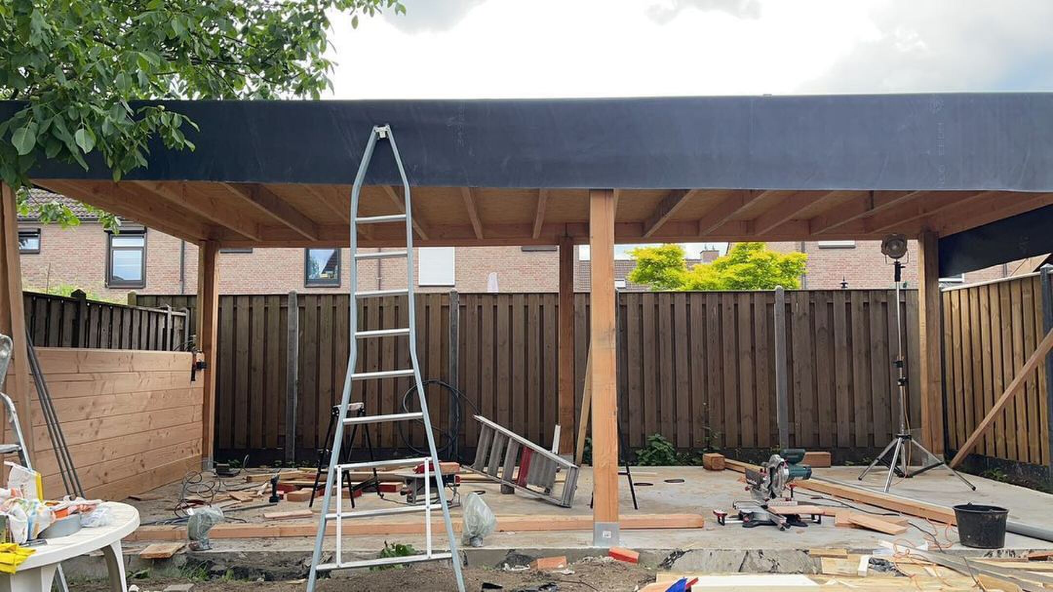 Jeroen nuenen bouwt mancave in tuin