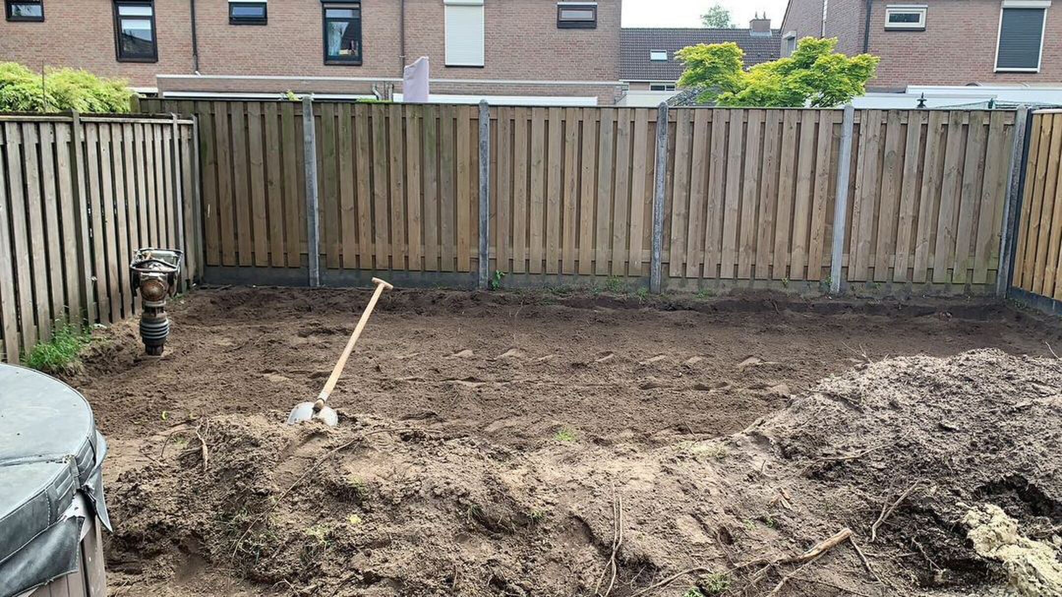 Jeroen nuenen bouwt mancave in tuin