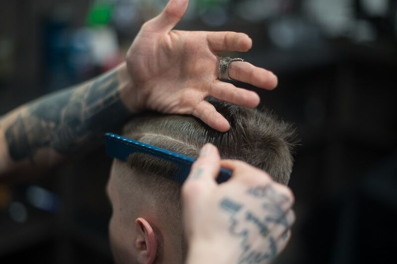 Hoe kan je als man meer volume in je haar krijgen? 
