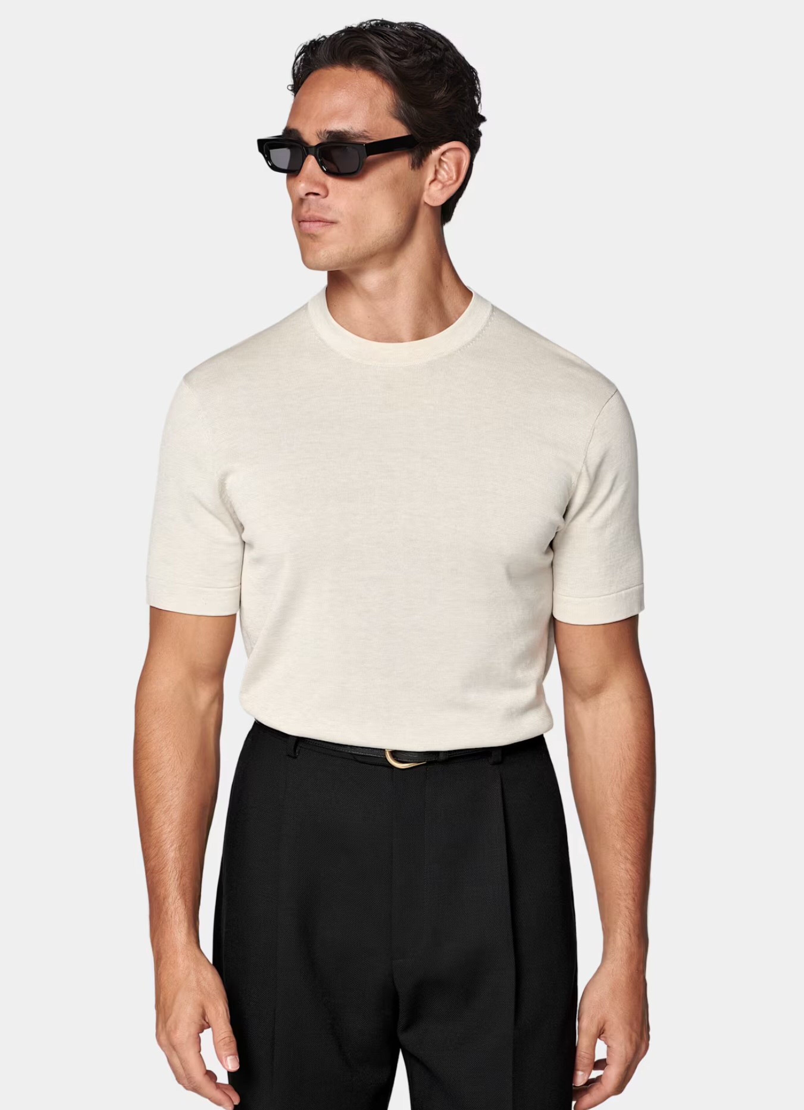 Model met een T-shirt van Suitsupplu