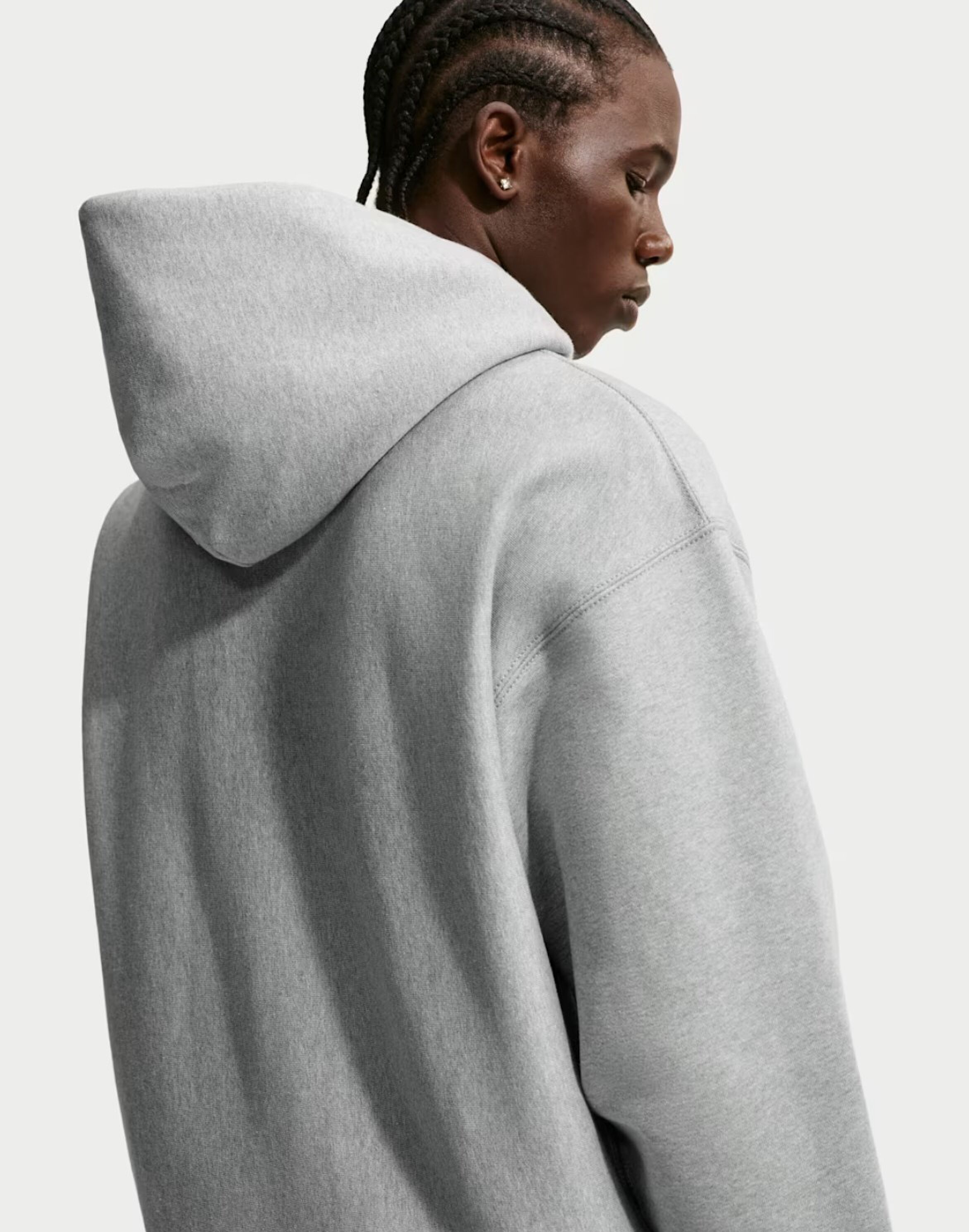 Model met een rijze hoodie van Nike