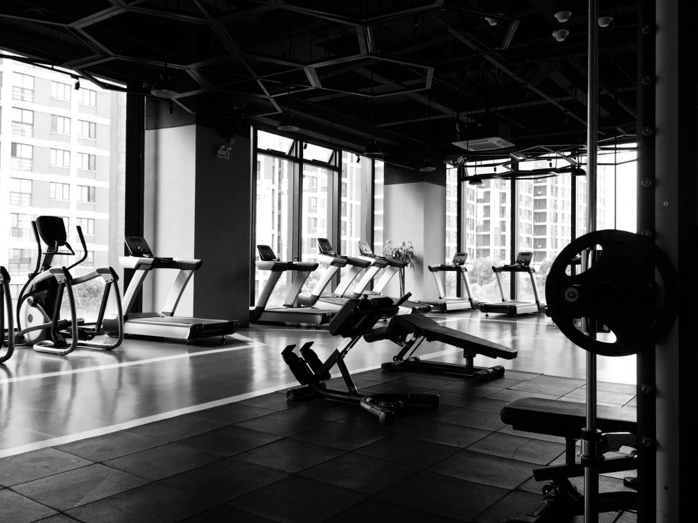 vrouwen benaderen sportschool