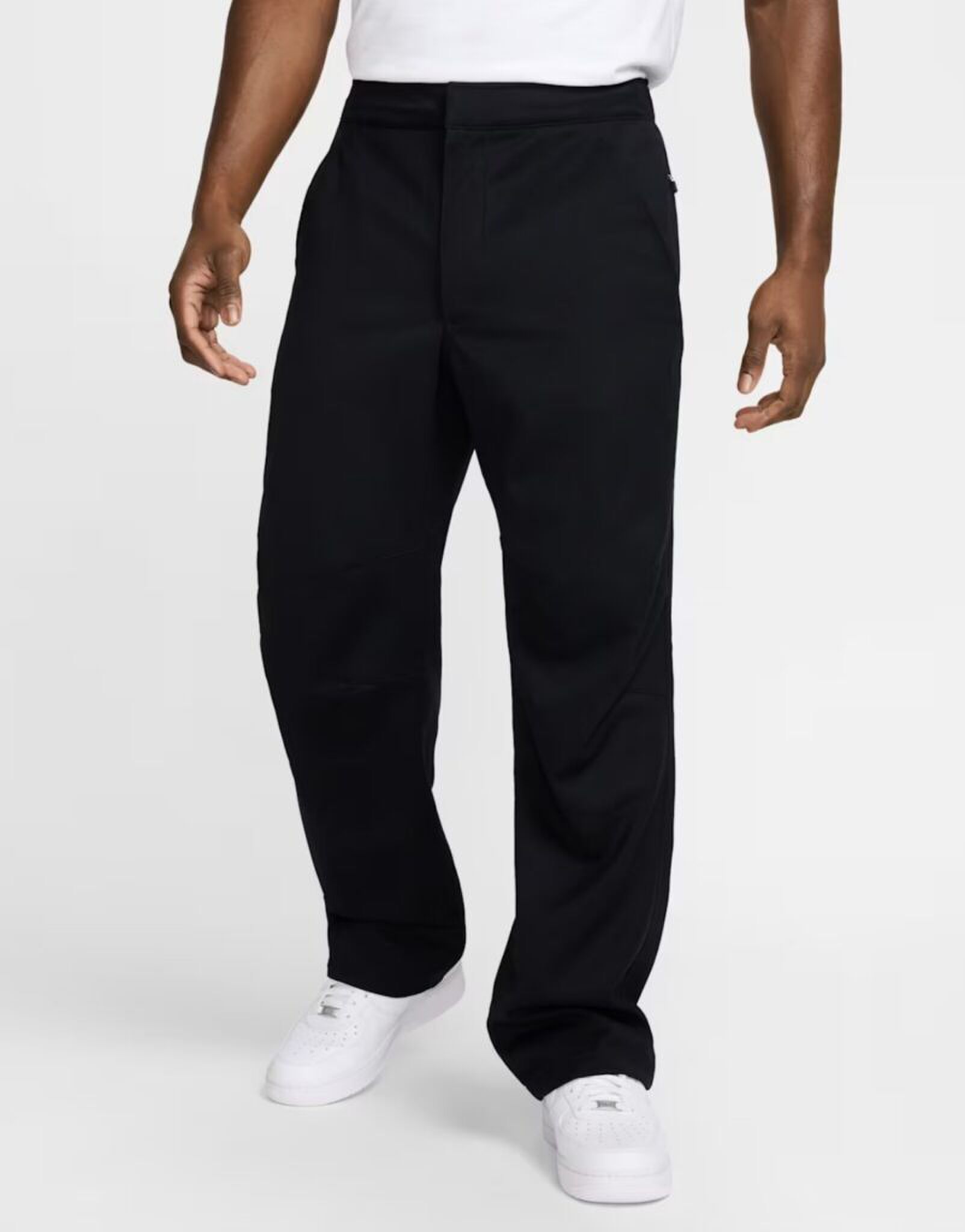 Model met een wijde pantalon