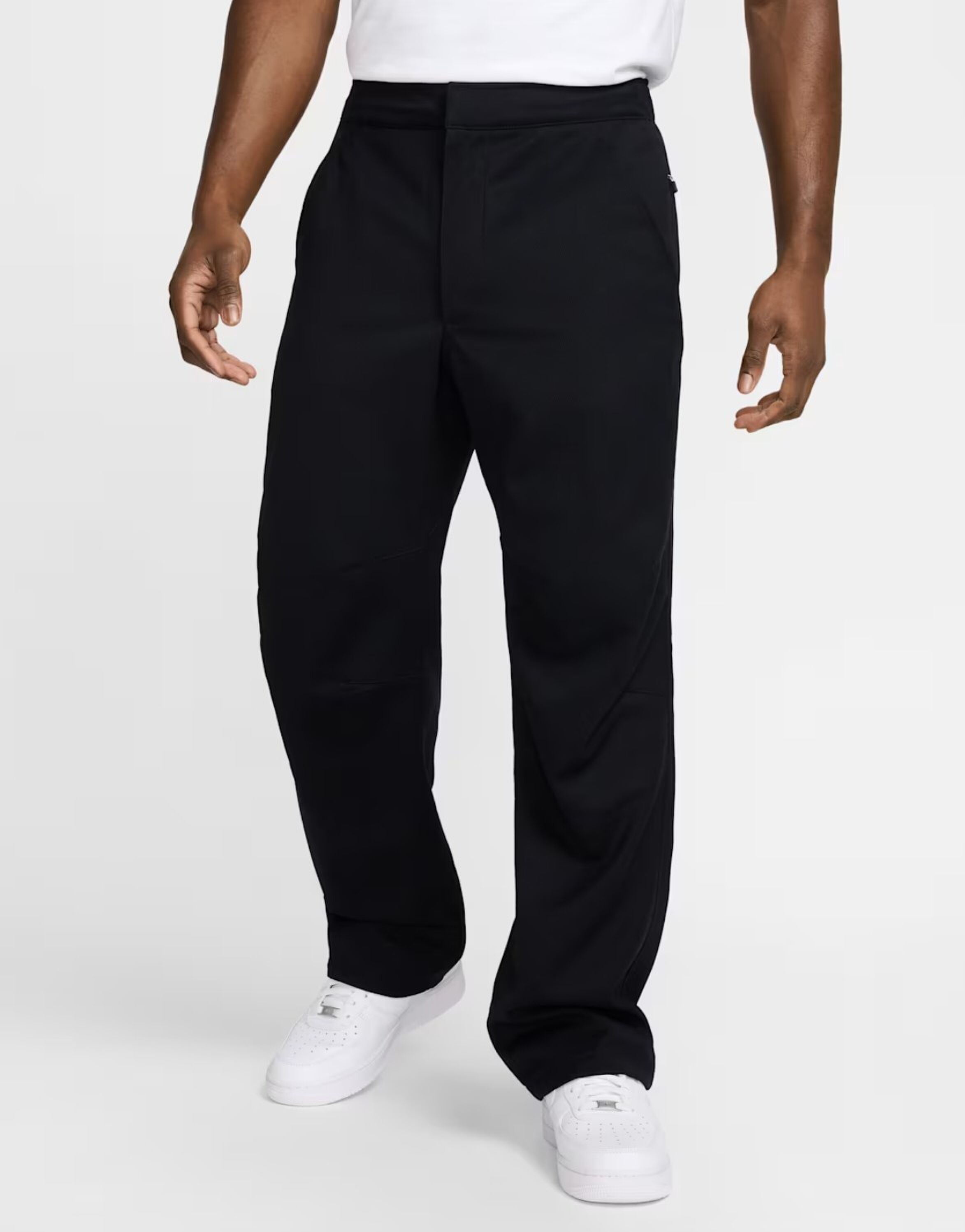 Model met een wijde pantalon