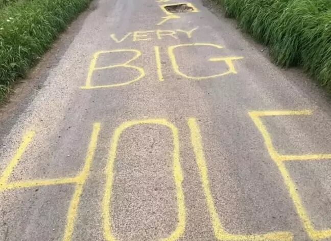man waarschuwt fietsers