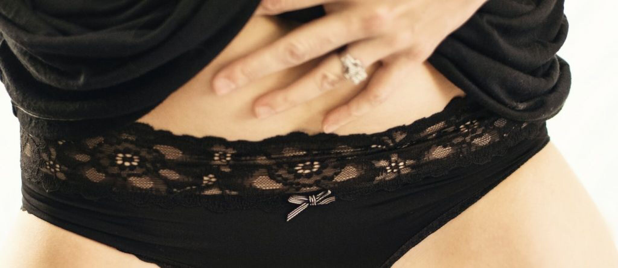 waarom strikje bij vrouwen op string broekje