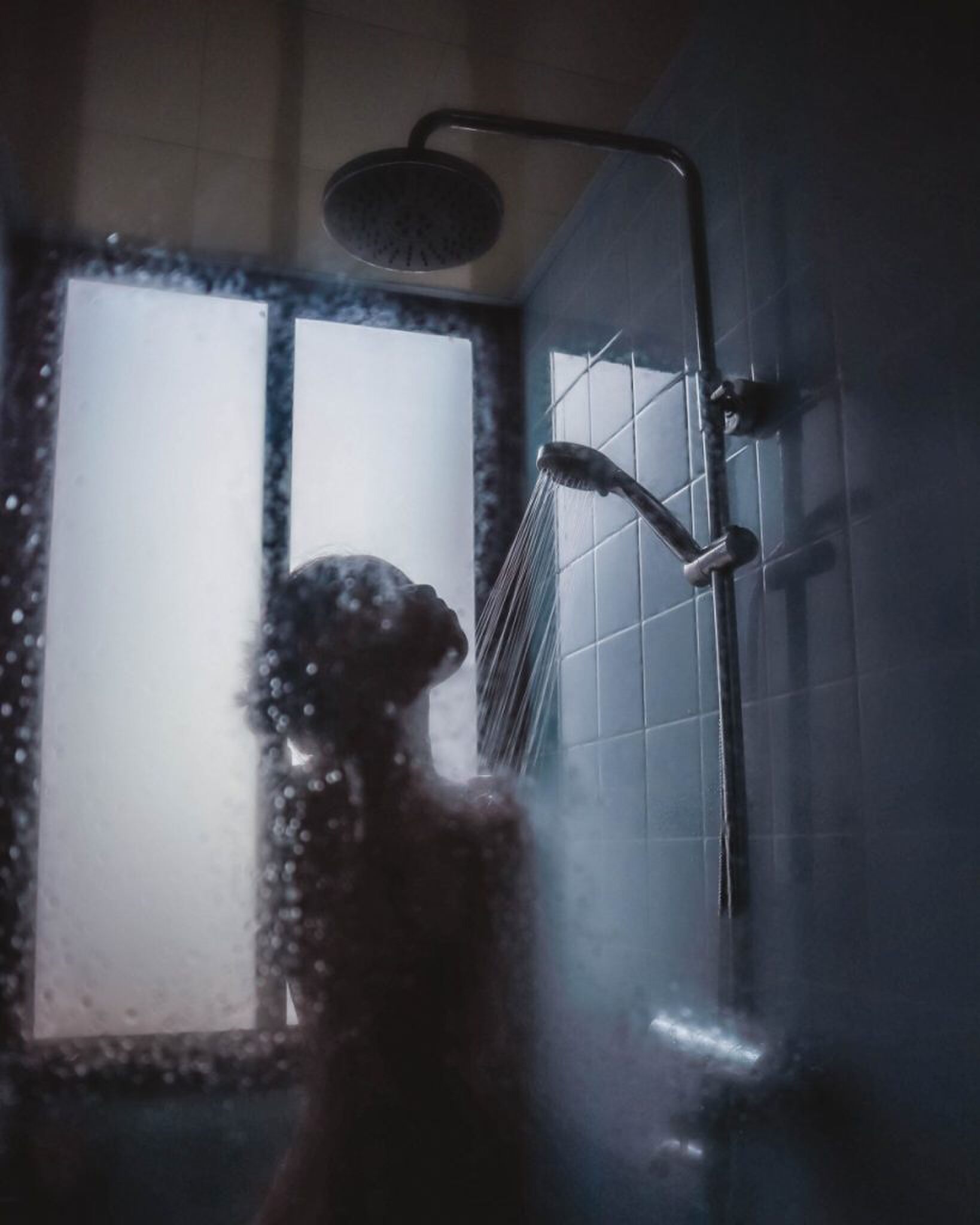 Een vrouw onder de douche 