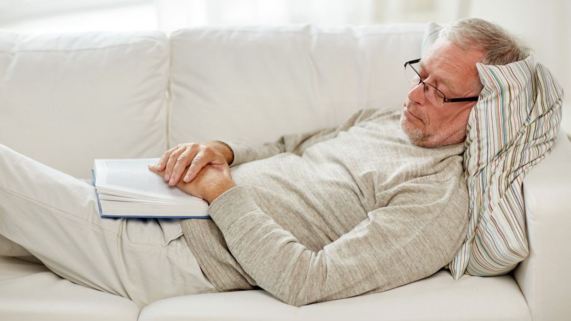 oudere man slapen