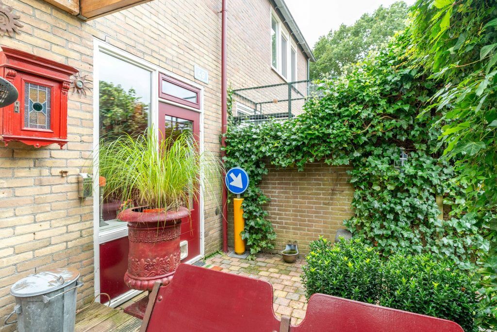 verkeersbord in tuin