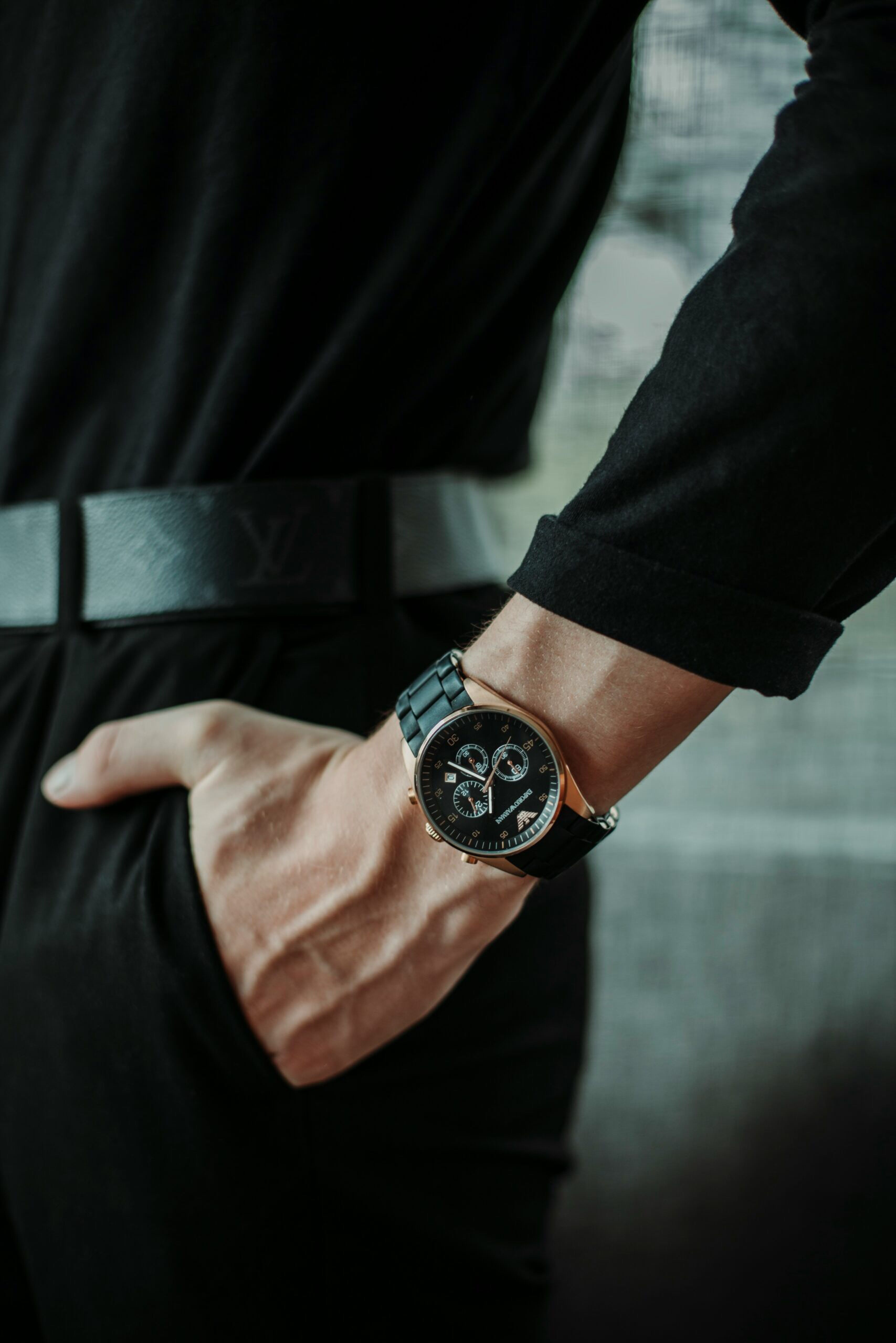 Een man die een horloge draagt 