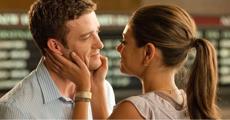 Een koppel dat elkaar liefdevol aankijkt