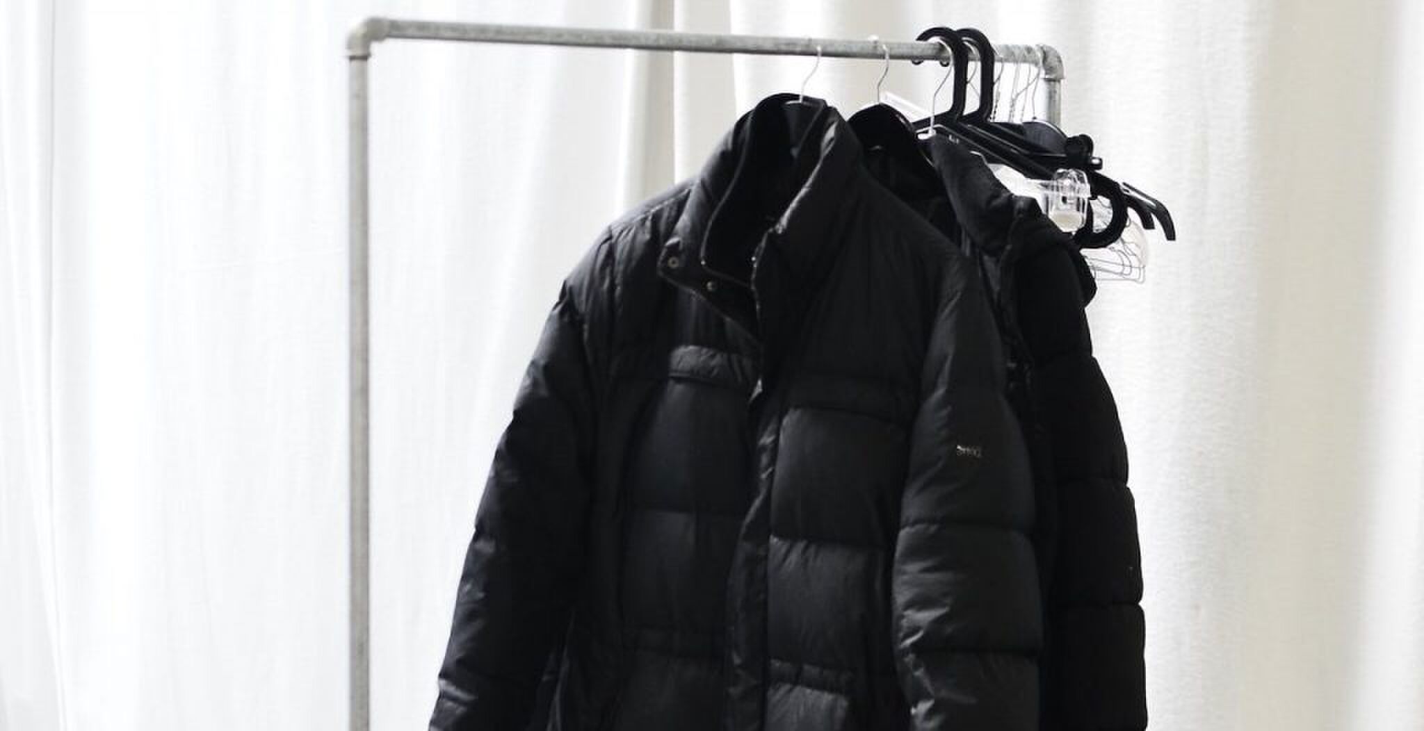 Een winterjas opgehangen aan een kledinghanger