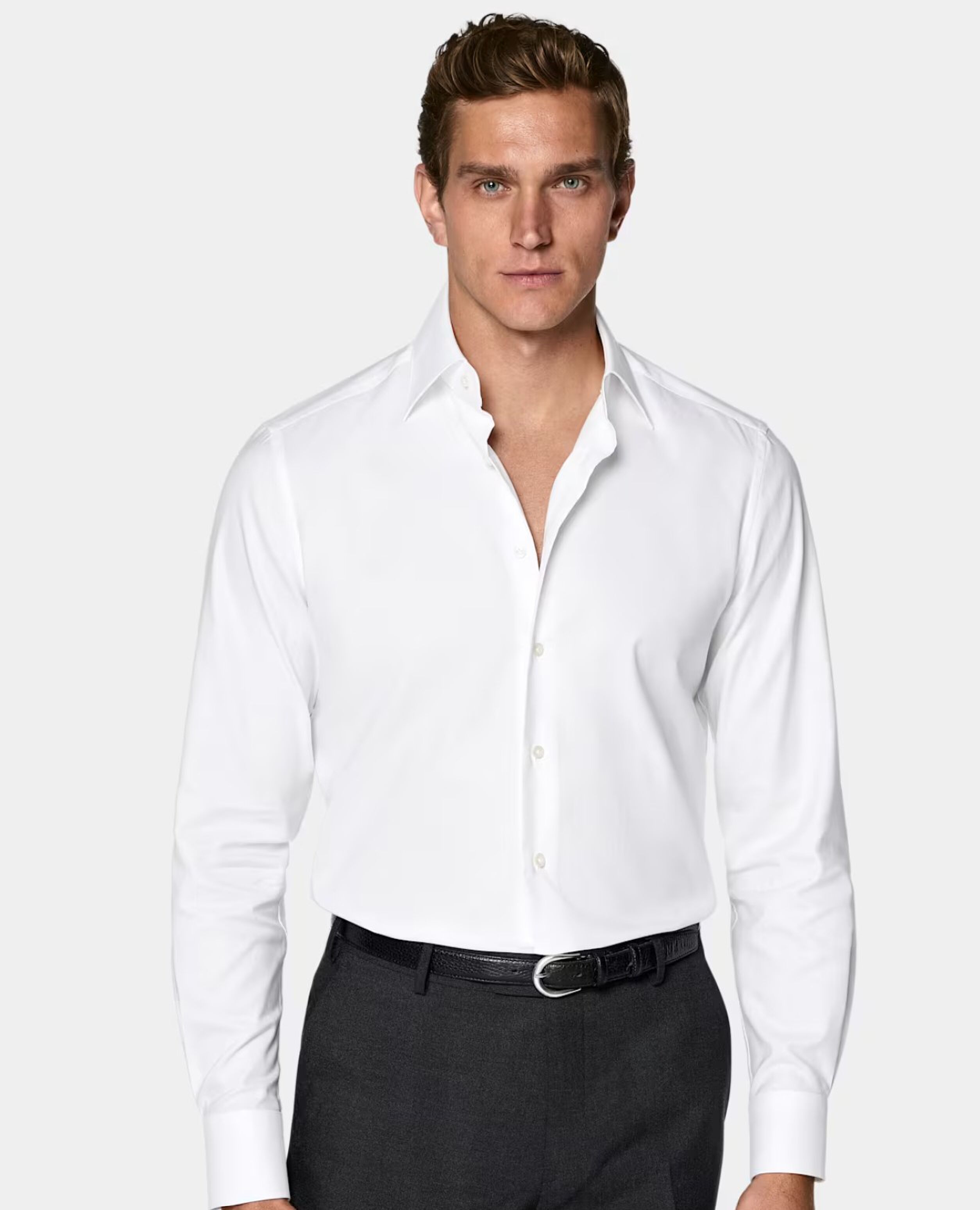 Model met een wit overhemd van Suitsupply