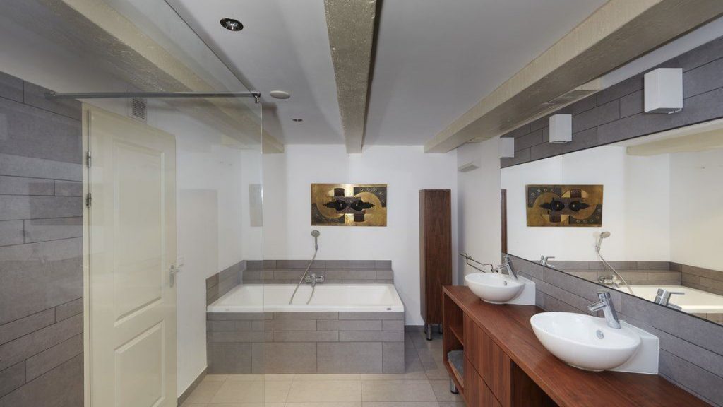 stijlvolle-badkamer-wit-en-grijs.jpg