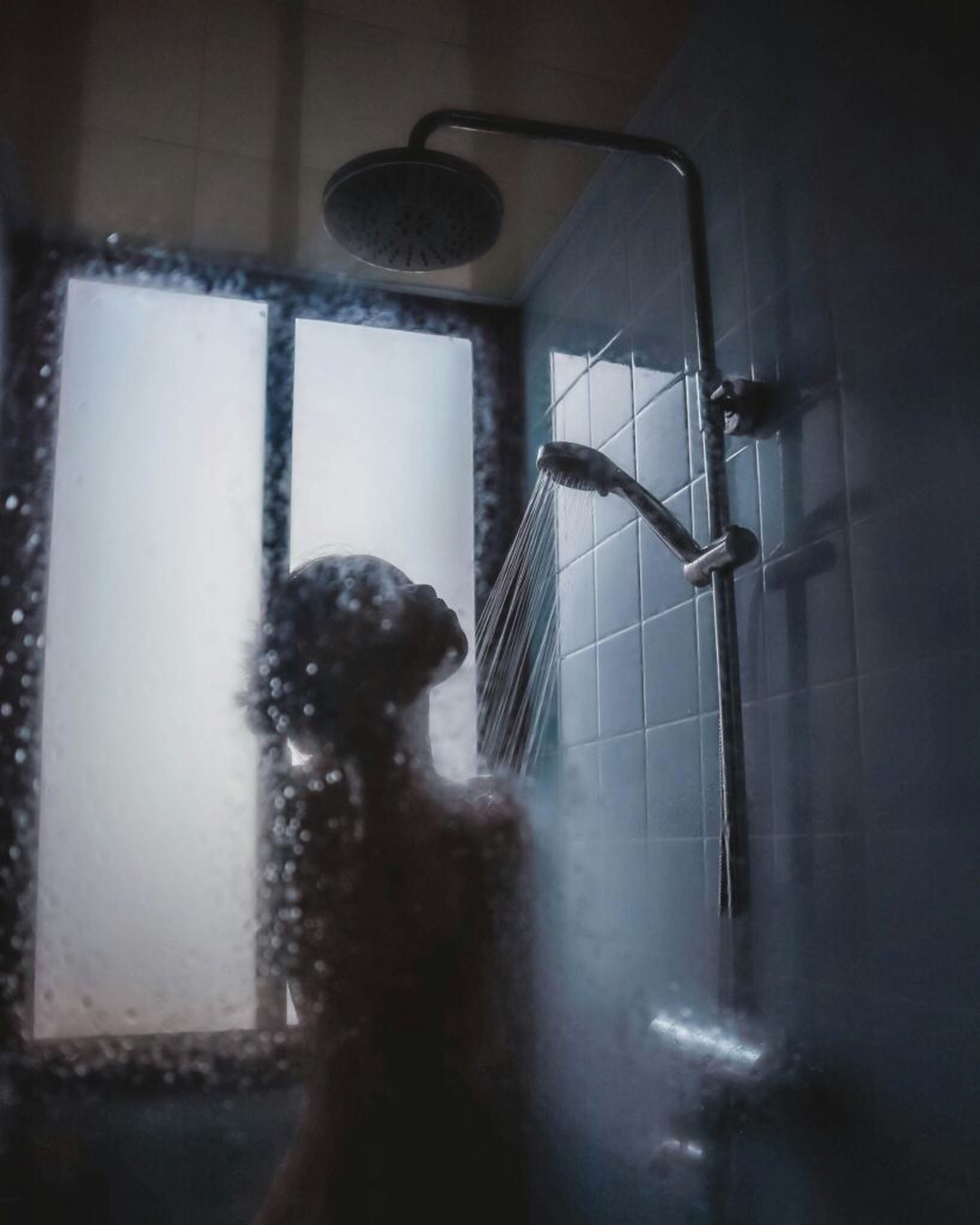 Een vrouw onder de douche