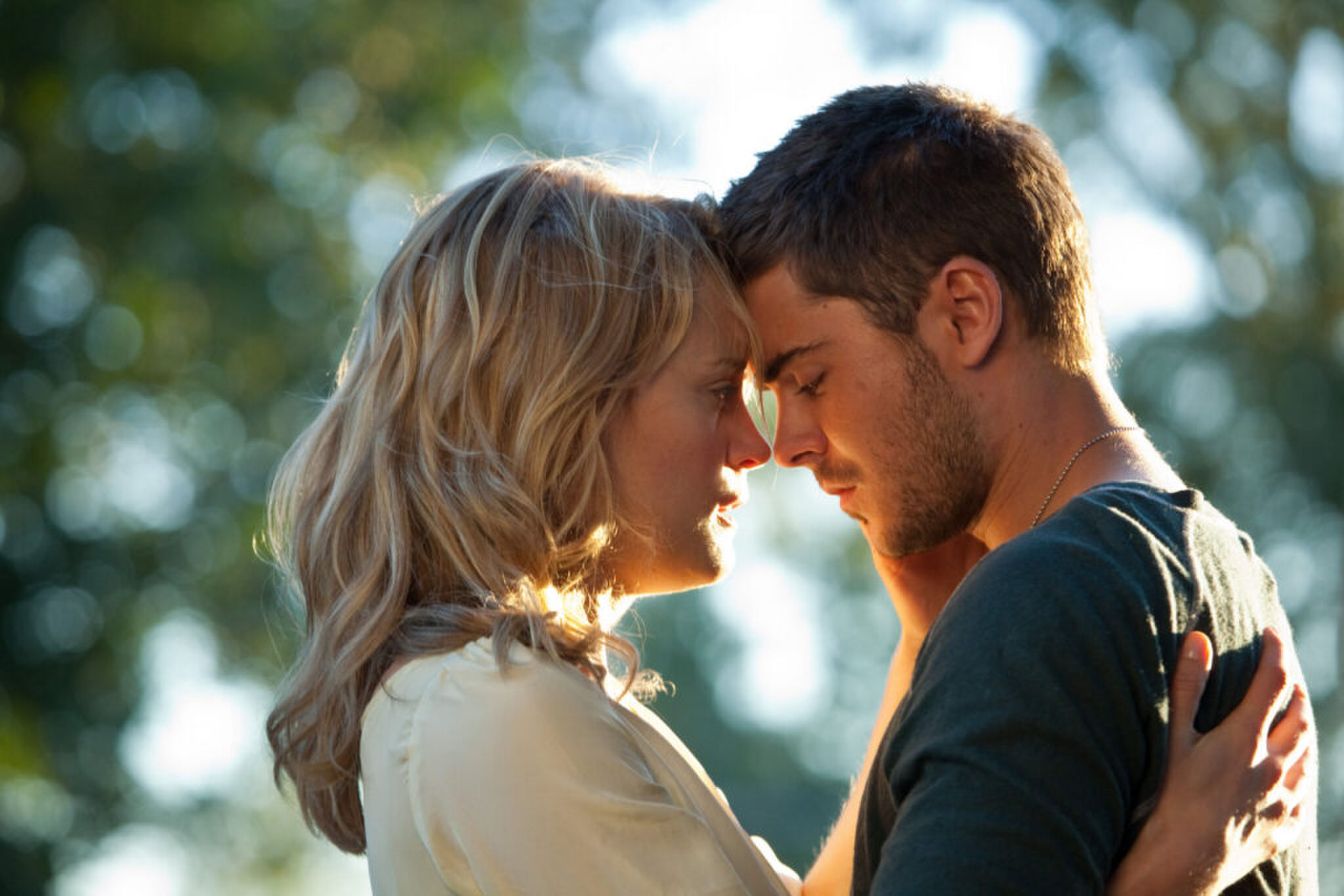 Taylor Schilling en Zac Efron in The Lucky One