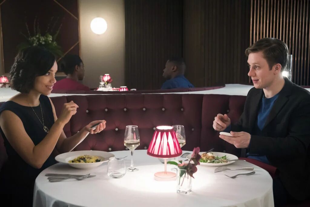 Georgina Campbell en Joe Cole in 'Hang the DJ' (aflevering Black Mirror)