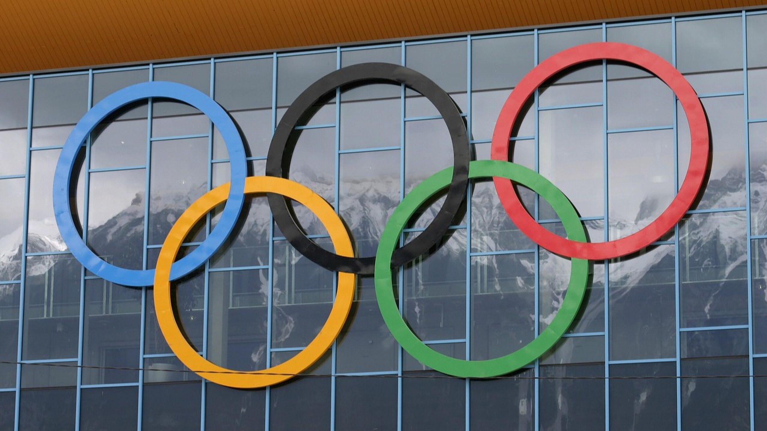 Spectaculair Vuurwerk In De Vorm Van Olympische Ringen Boven De Eiffeltoren Markeert De Openingsceremonie Van De Olympische Spelen Van Parijs 2024 137036307