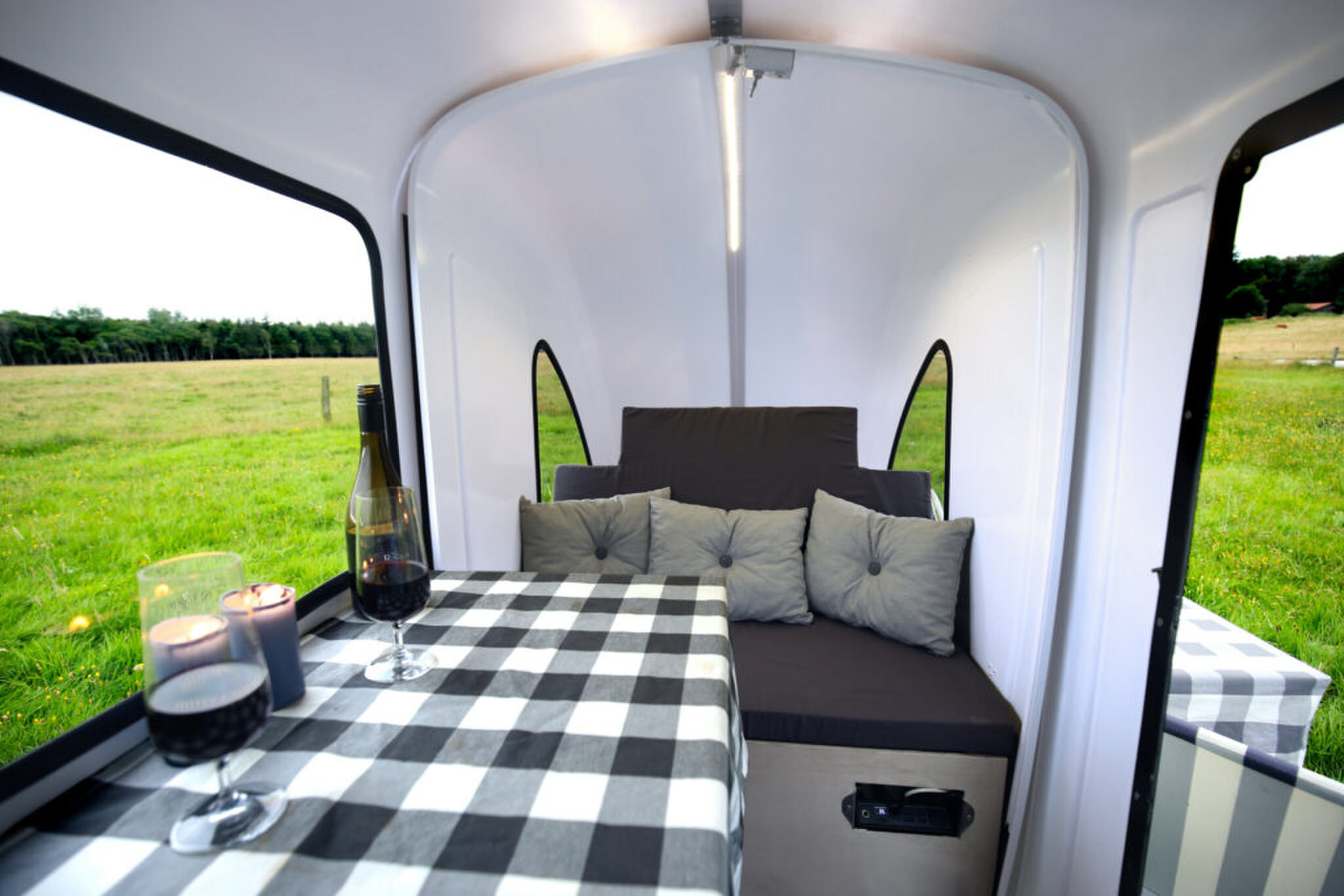 Het interieur met zithoek van de Wide Path Camper