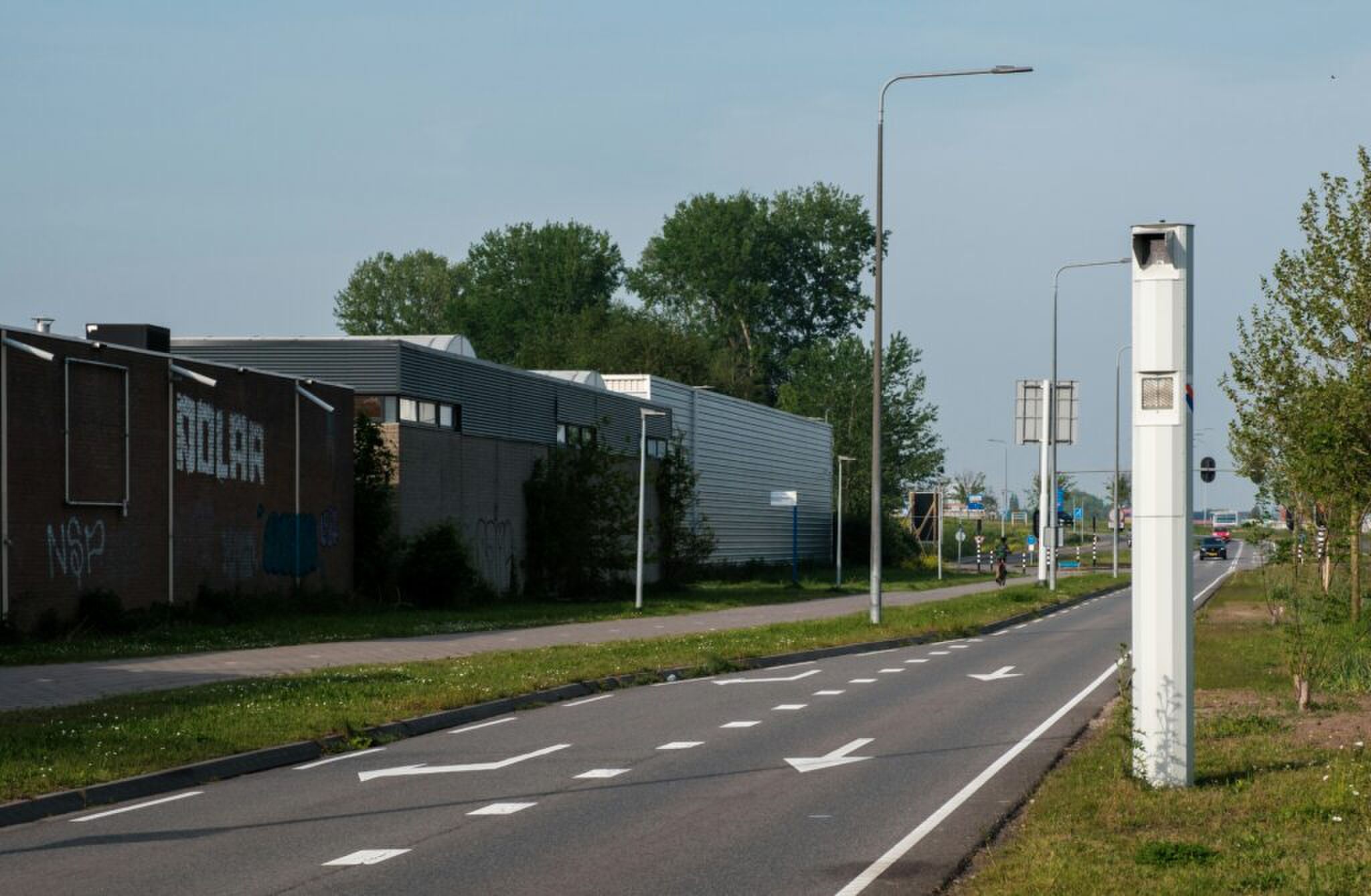 Een flitspaal langs de weg