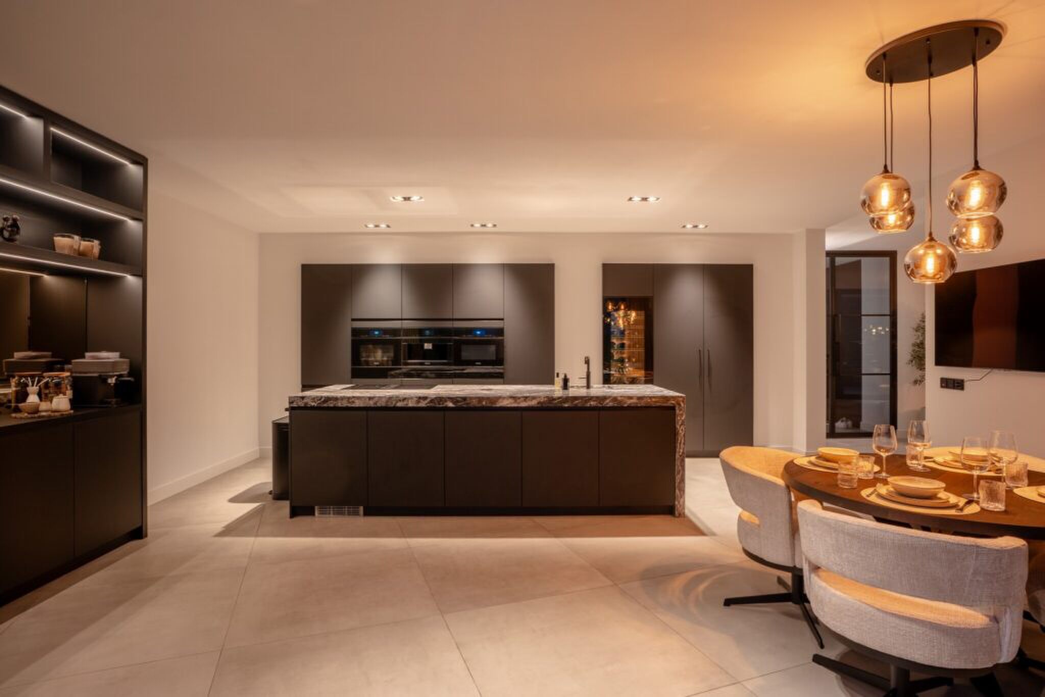 De keuken van de villa van YouTuber Gio Latooy