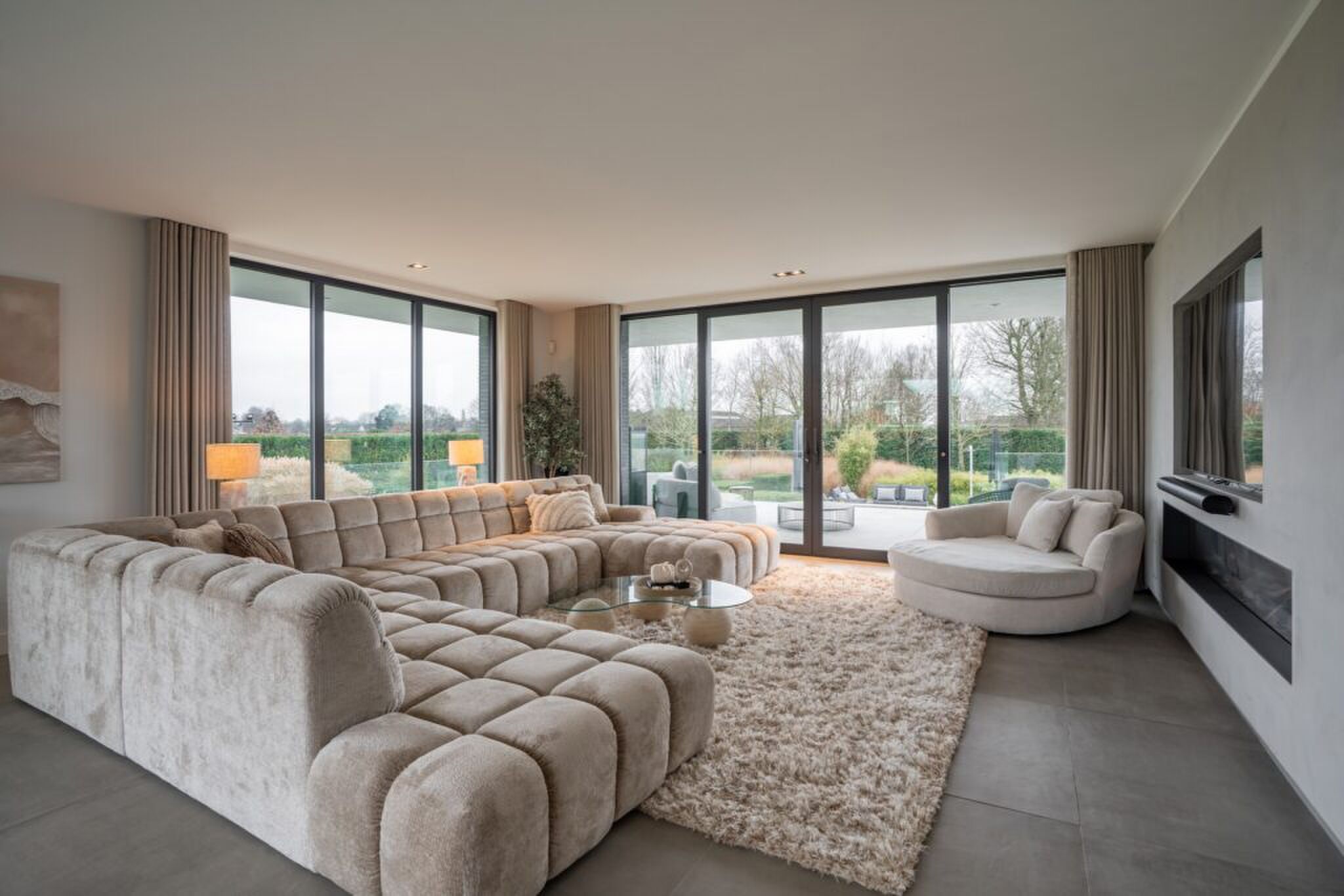 De woonkamer van de villa van YouTuber Gio Latooy