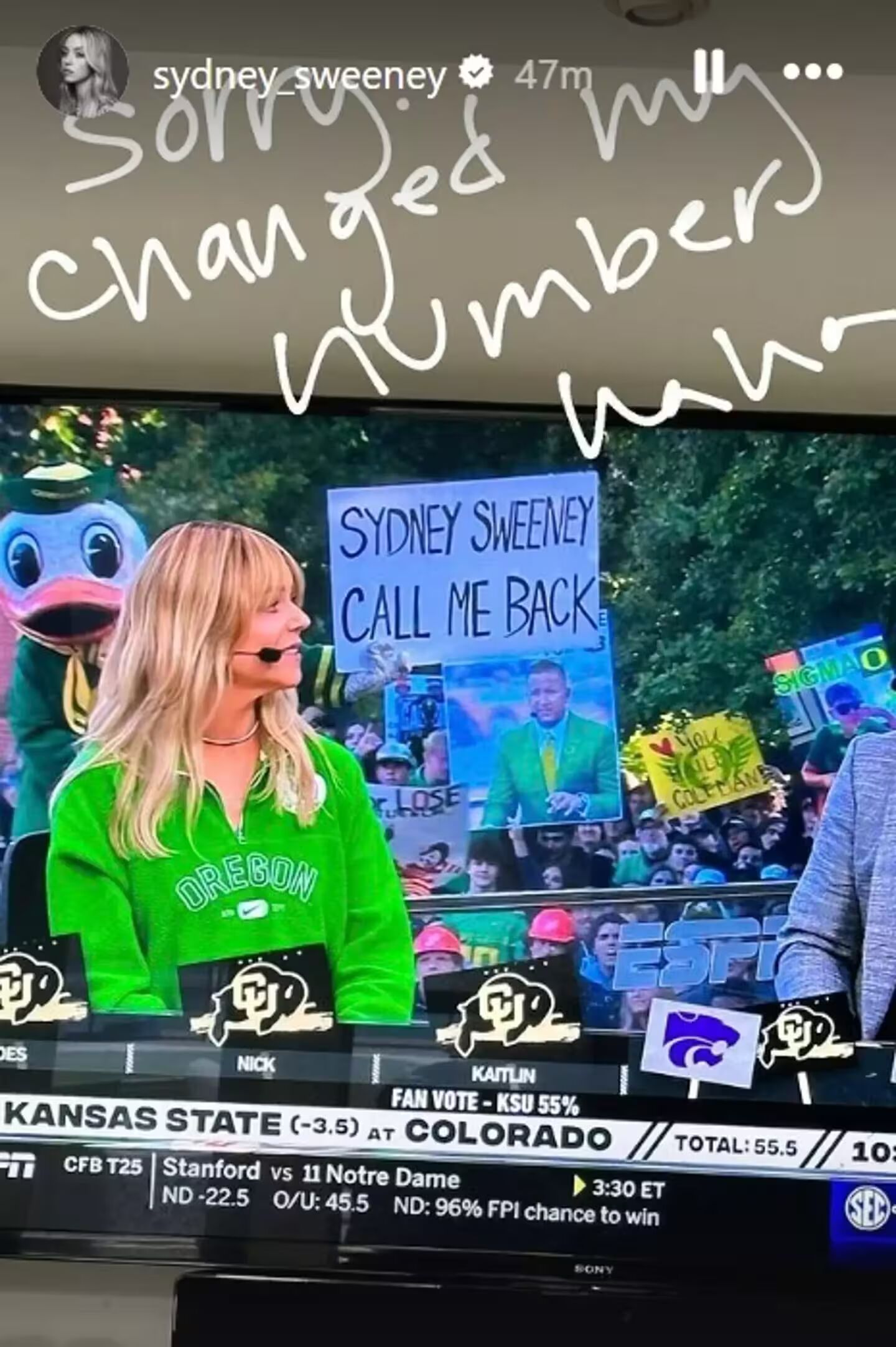 De dappere flirt actie van de mascotte