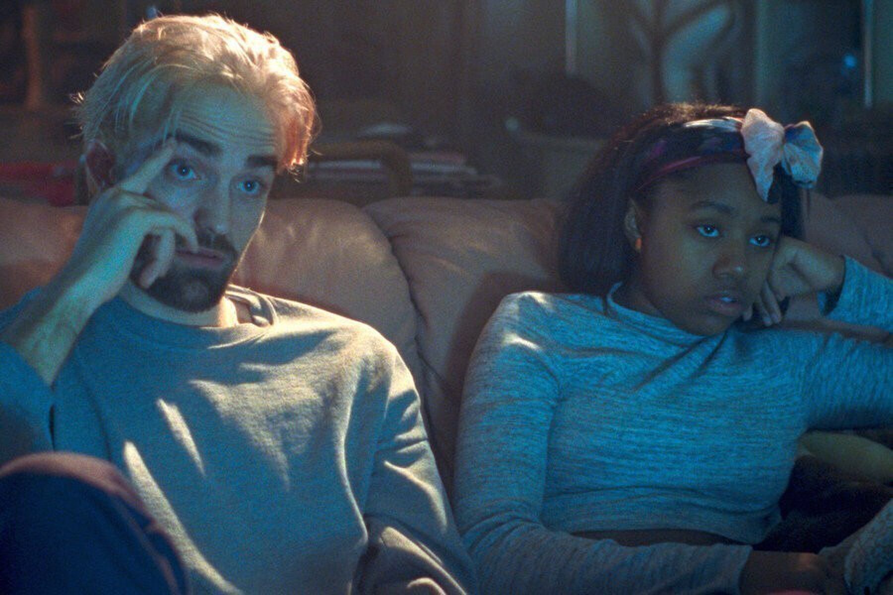 Robert Pattinson en Taliah Webster in Good Time