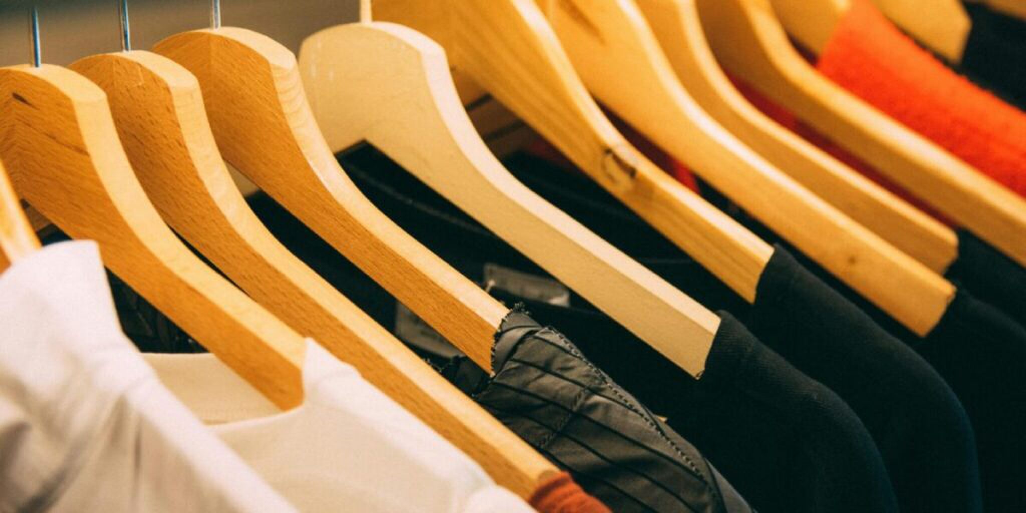 Kledinghangers met t-shirts eraan