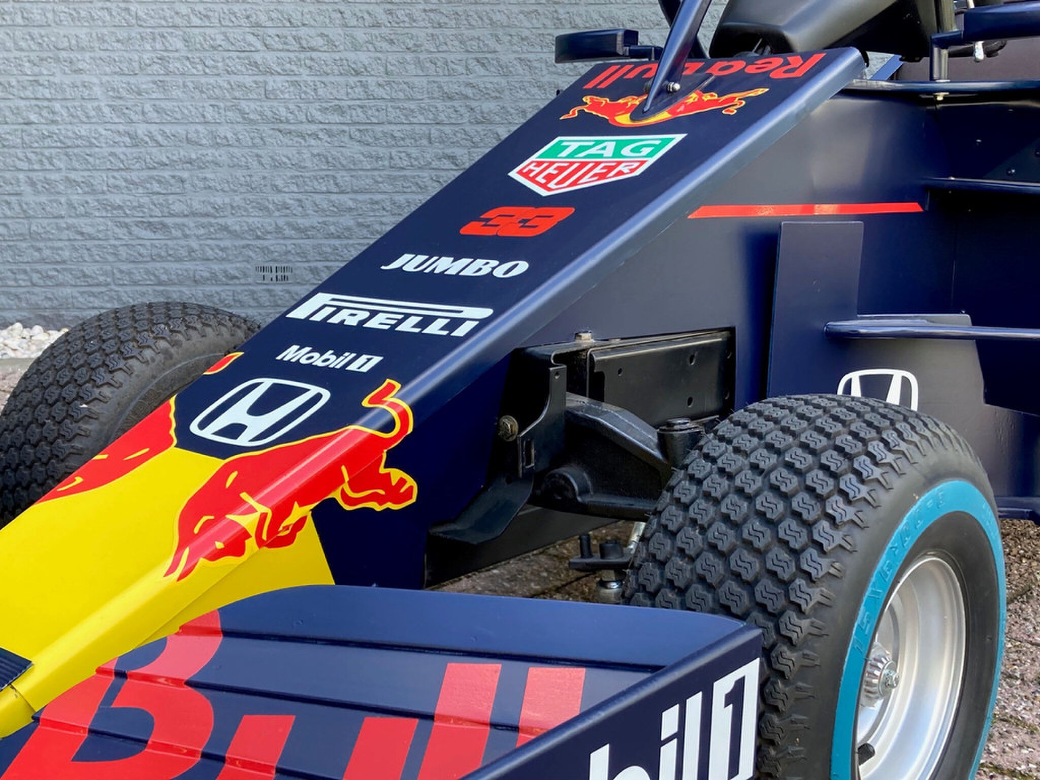 Een detailshot van de voorvleugel van de Red Bull Formule 1-kart van Max Verstappen