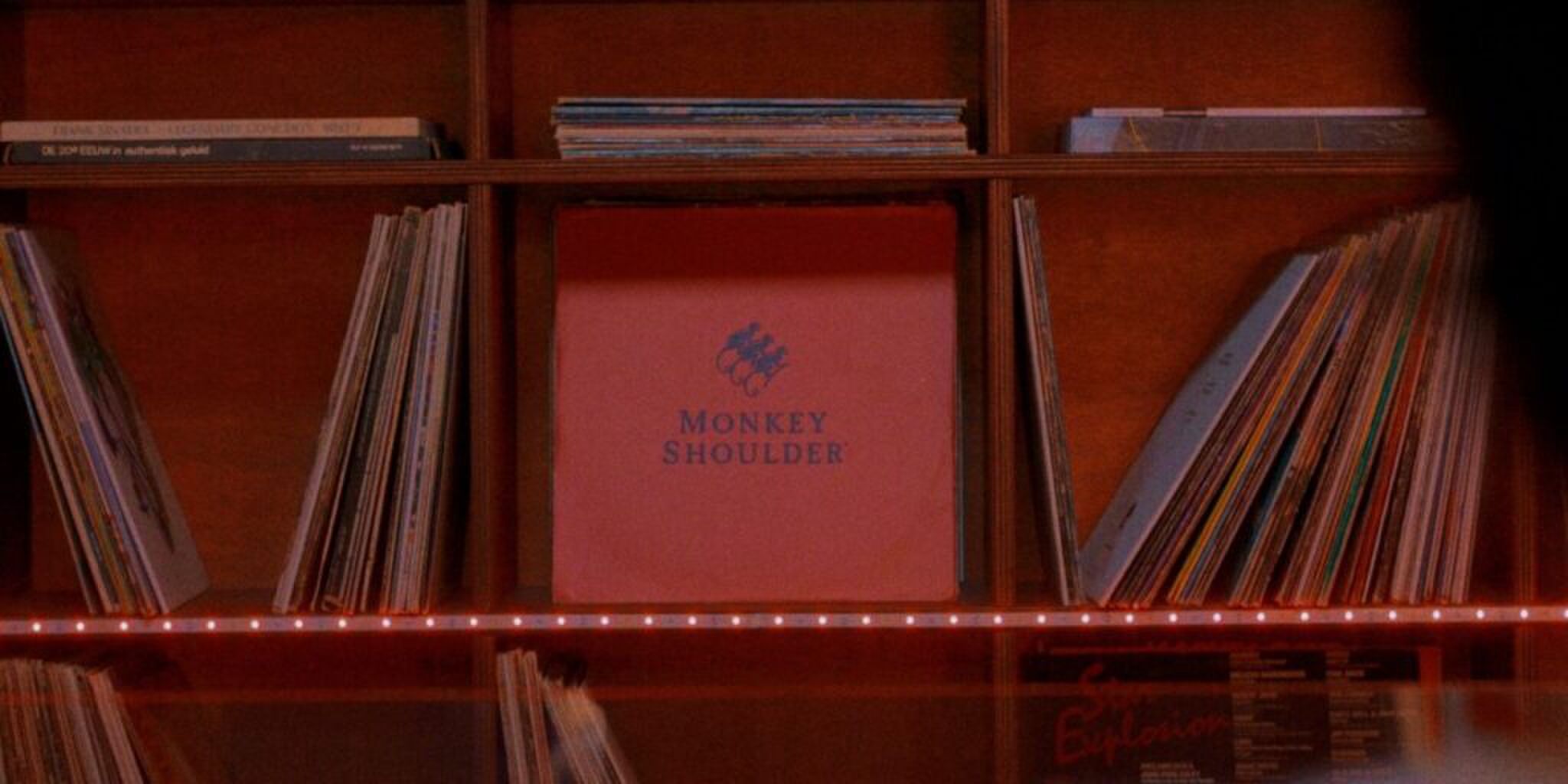 een vinyl plaat van monkey shoulder tussen allemaal andere platen ter promo van de 27 uur durende radioshow