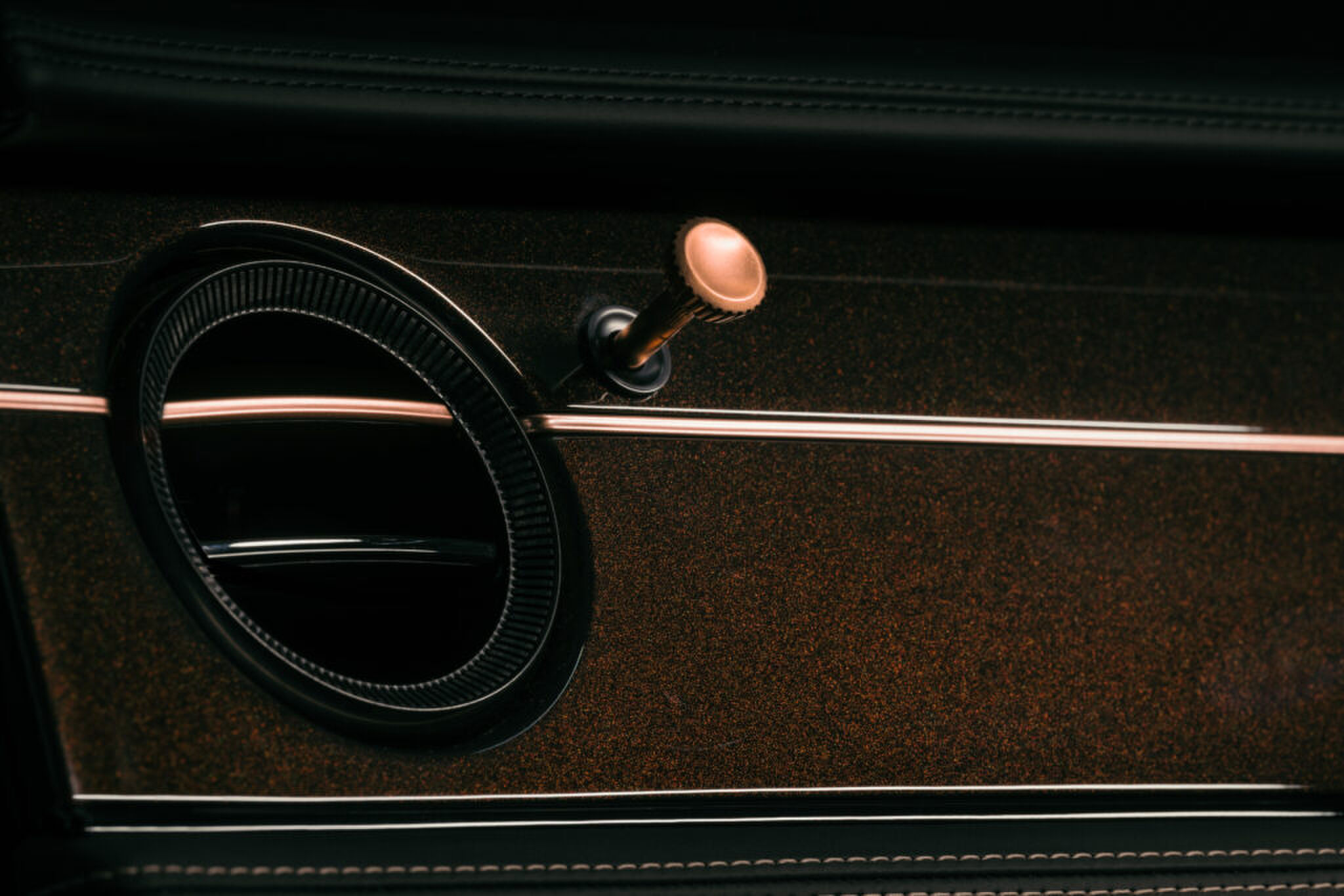 Persfoto van de Bentley Black Rose Batur waarin een van de ros&eacute;gouden interieurdelen wordt afgebeeld