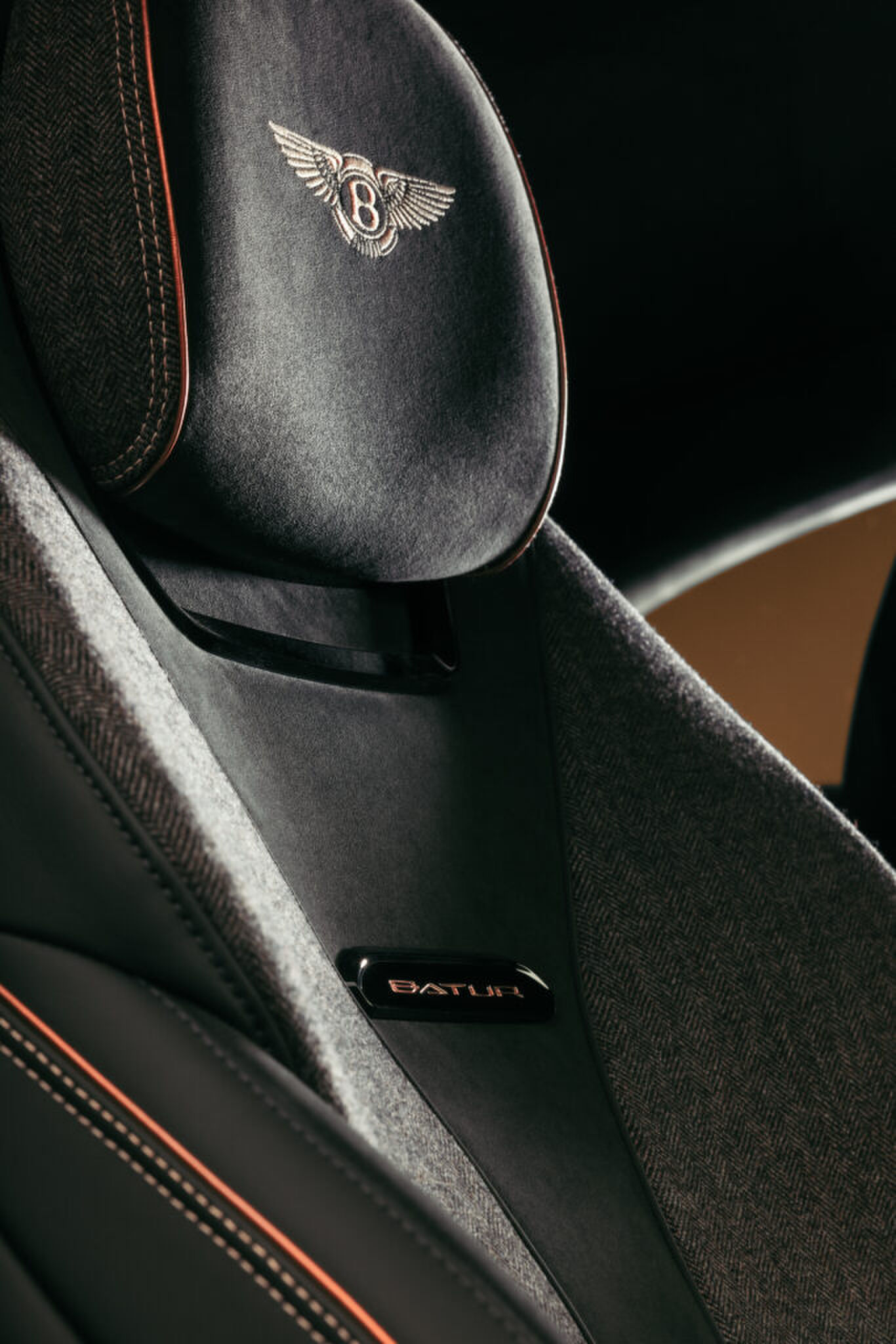 Persfoto van de Bentley Black Rose Batur waarin een van de ros&eacute;gouden interieurdelen wordt afgebeeld